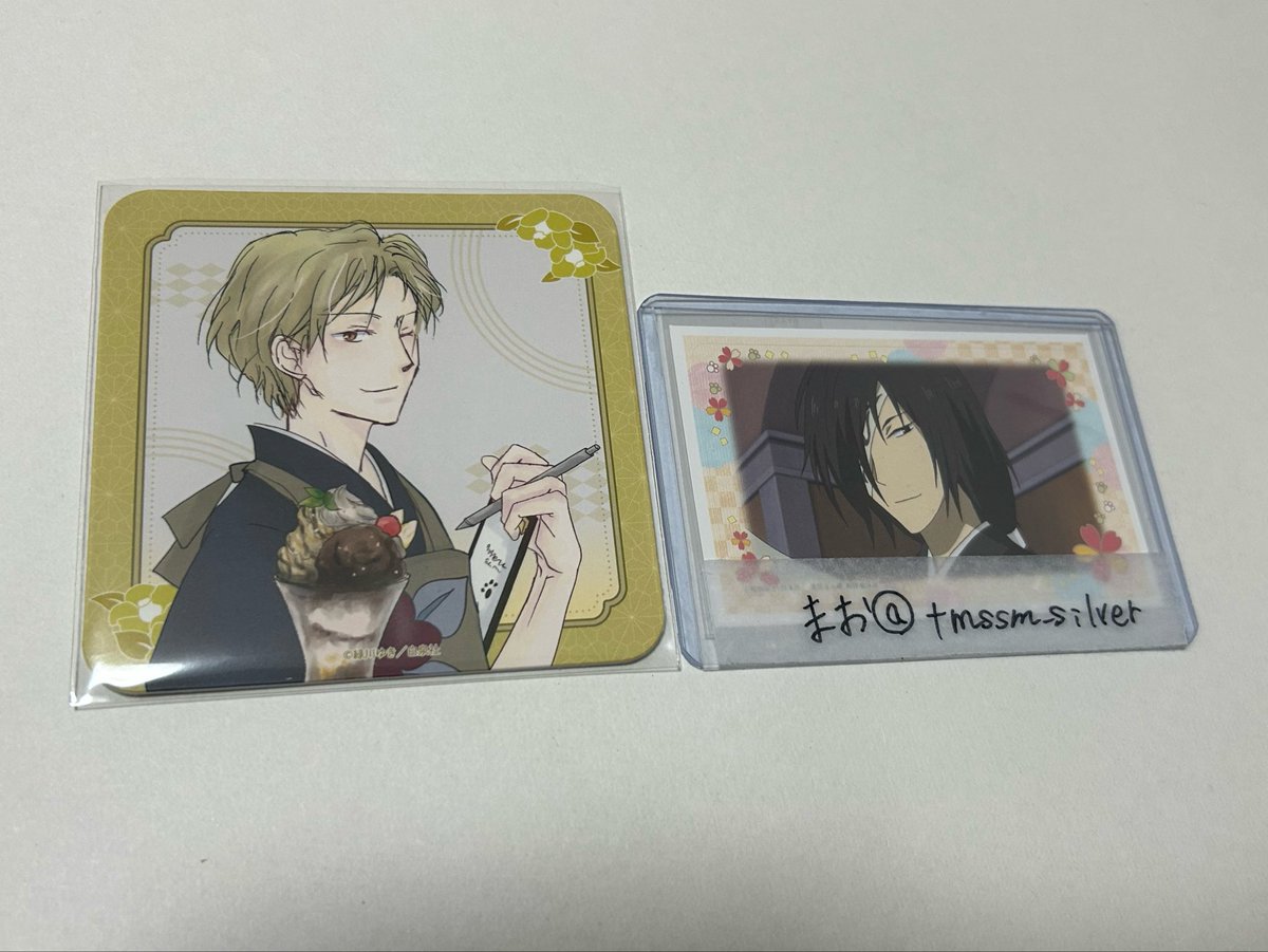 tmssm_silver's tweet photo. @hoku250 初めまして。こんにちは！検索よりお声掛け失礼致します。
当方、カフェ描き下ろしの名取さんを所持しております。描き下ろしの的場との交換は可能でしょうか？
10日、18日どちらも午後になってしまうのですが心斎橋、難波付近での手渡しorご都合が合わなければ郵送でのお取引きを希望です。→ https://t.co/yLGhSi2W1u