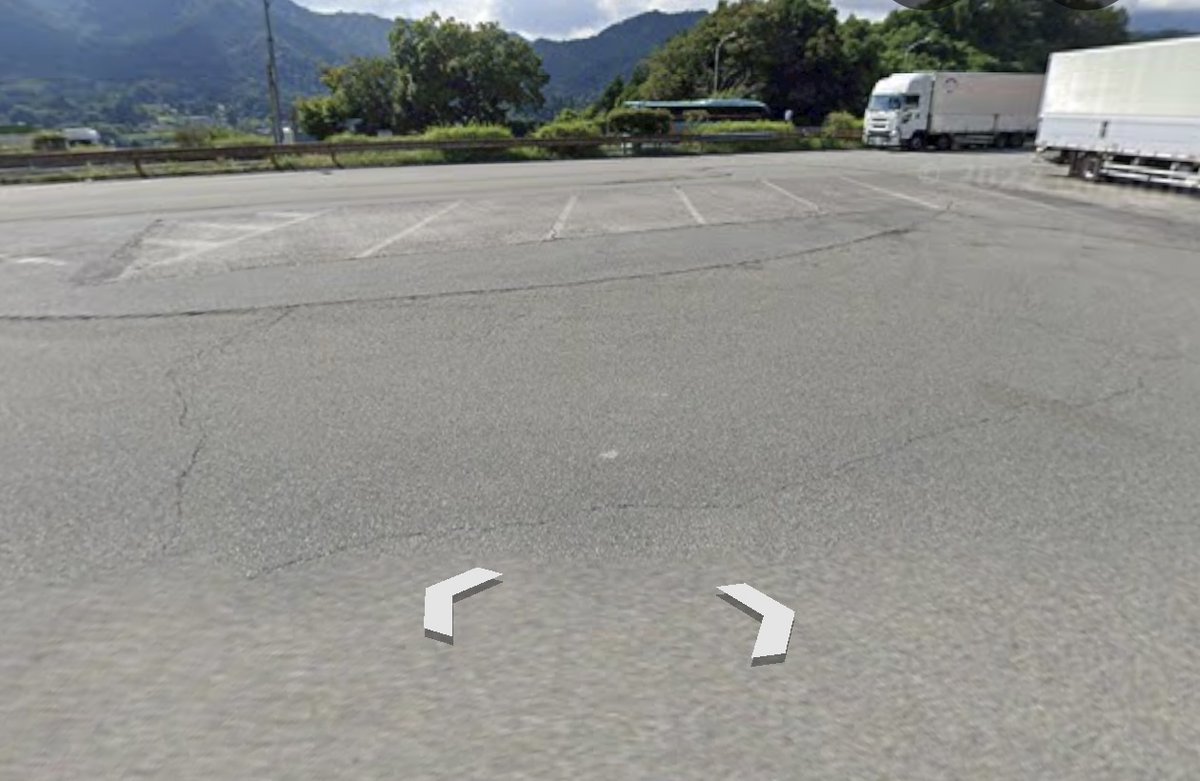 masakasoNa's tweet photo. @eienno_asobinin 満車だしこんだけ端っこだしもう前に車いたからその後ろくらいは…って神経で停めて、渋滞消えるまでの1時間横になってたら目立つから盗撮されて晒されてましたワハハ！

俺のせいで休憩できなかった大型トラックのおっちゃんごめん！

あと全世界のみんな、つまらんもの見せてごめんな！ https://t.co/aLpzZbiBVK