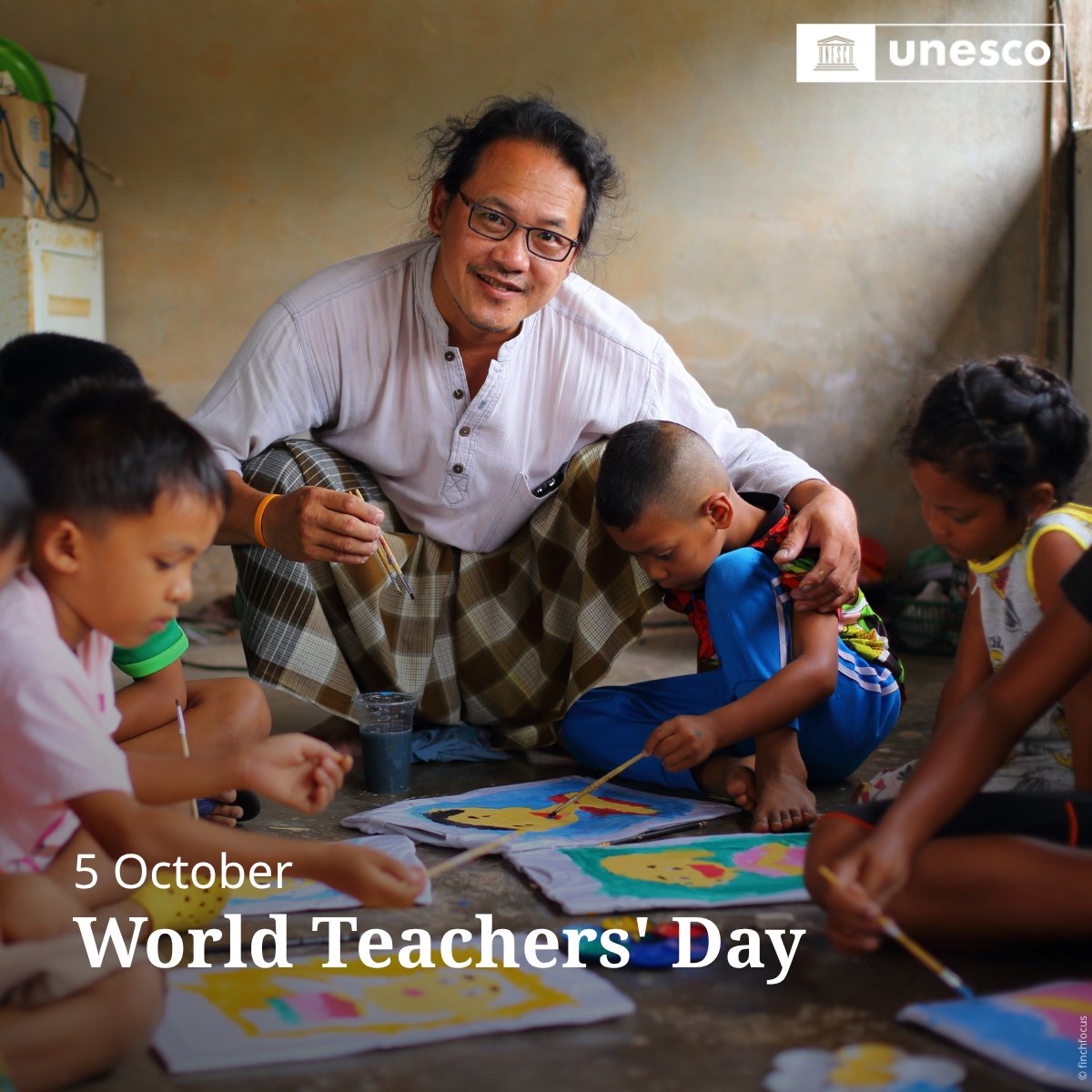 UNESCO's tweet photo. Strengthening education starts with strengthening the teaching profession.

Yet new @UNESCO data show that in 2 out of 5 countries analysed, teachers earn less than professionals with comparable qualifications, making it harder to attract and retain talent in the profession.

This #WorldTeachersDay, #UNESCO calls for renewed action to strengthen the status and support of the world’s 107 million teachers.

https://t.co/NXdA77prpc #ForThePeople