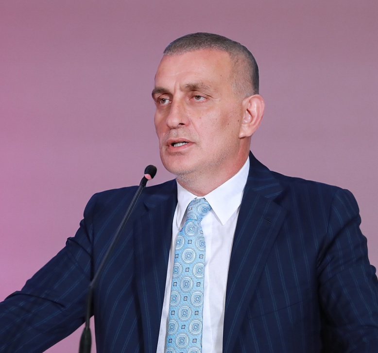 futbolarena's tweet photo. 🚨 İbrahim Hacıosmanoğlu: "Buradan açıkça sesleniyorum: Hiç kimse 100 küsür yıllık Türkiye Futbol Federasyonu'nun ve 15, 20, belki 30 yıllık futbol kokuşmuşluğunu ve ahlaksızlığını, iki yıllık başkanlığımda bana ve yönetim kurulundaki arkadaşlarıma mal etmeye kalkmasın. Ben futbol camiasına yeni girmedim. İbrahim Hacıosmanoğlu bu camiada her zaman gerçekleri, tüm çarpıklıklarıyla ortaya koymuştur. Her zaman dik durmuştur. Bununla da yetinmemiş, bizzat Türk futbolunun düzelmesi için elini taşın altına, hatta gövdesini ortaya koymuştur." (Hürriyet/İsmail Er)