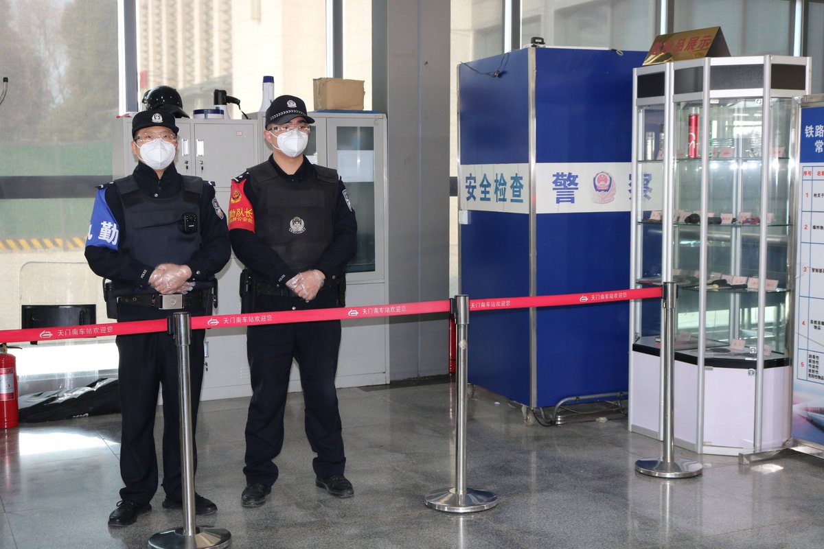 inuig99994243's tweet photo. The guard at the post, with his companion, hides no faults on duty—upright all the way. https://t.co/zYPNzBnGD9