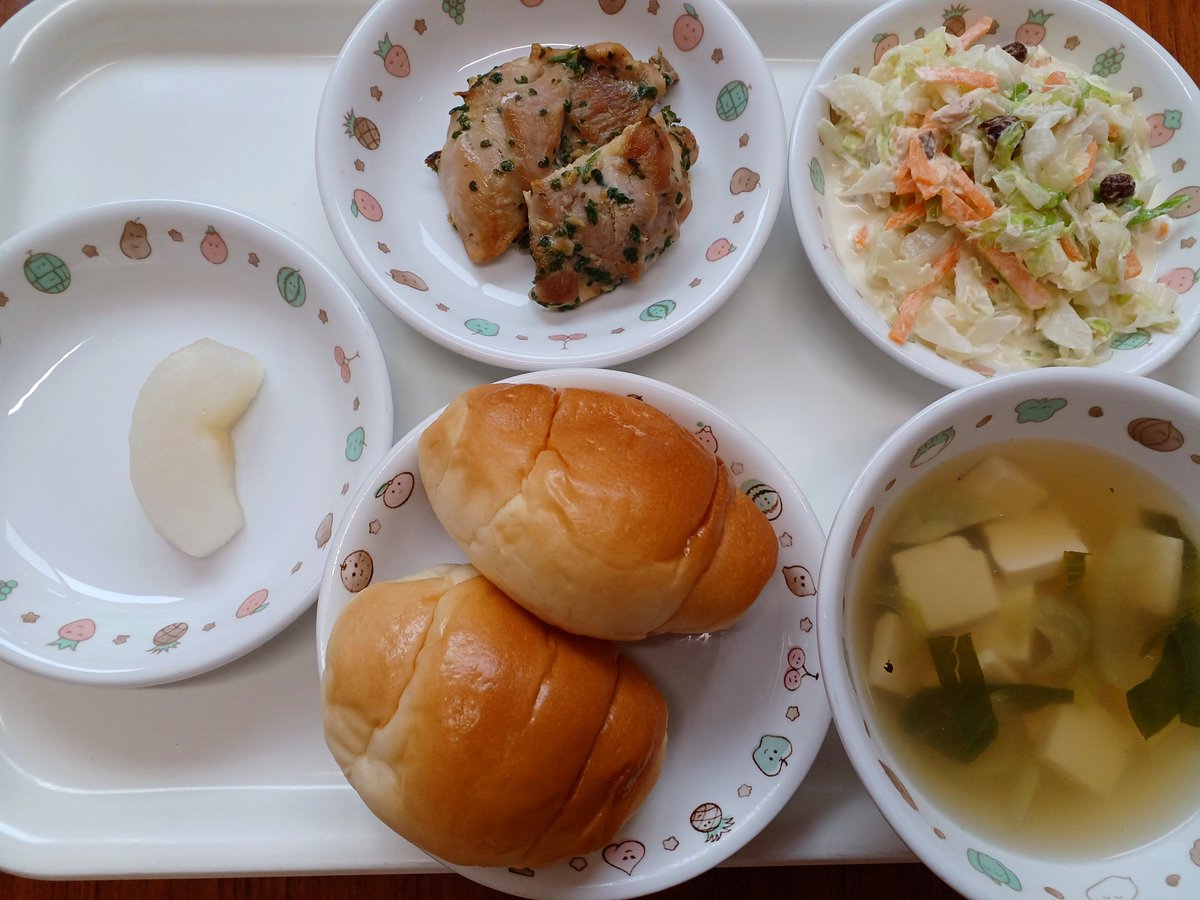 ShunkoHoikuen's tweet photo. #今日の給食
鶏肉の香草焼き、コールスローサラダ、ロールパン、豆腐と青梗菜のスープ、梨(乳児はバナナ) https://t.co/jFCy8oG5xu