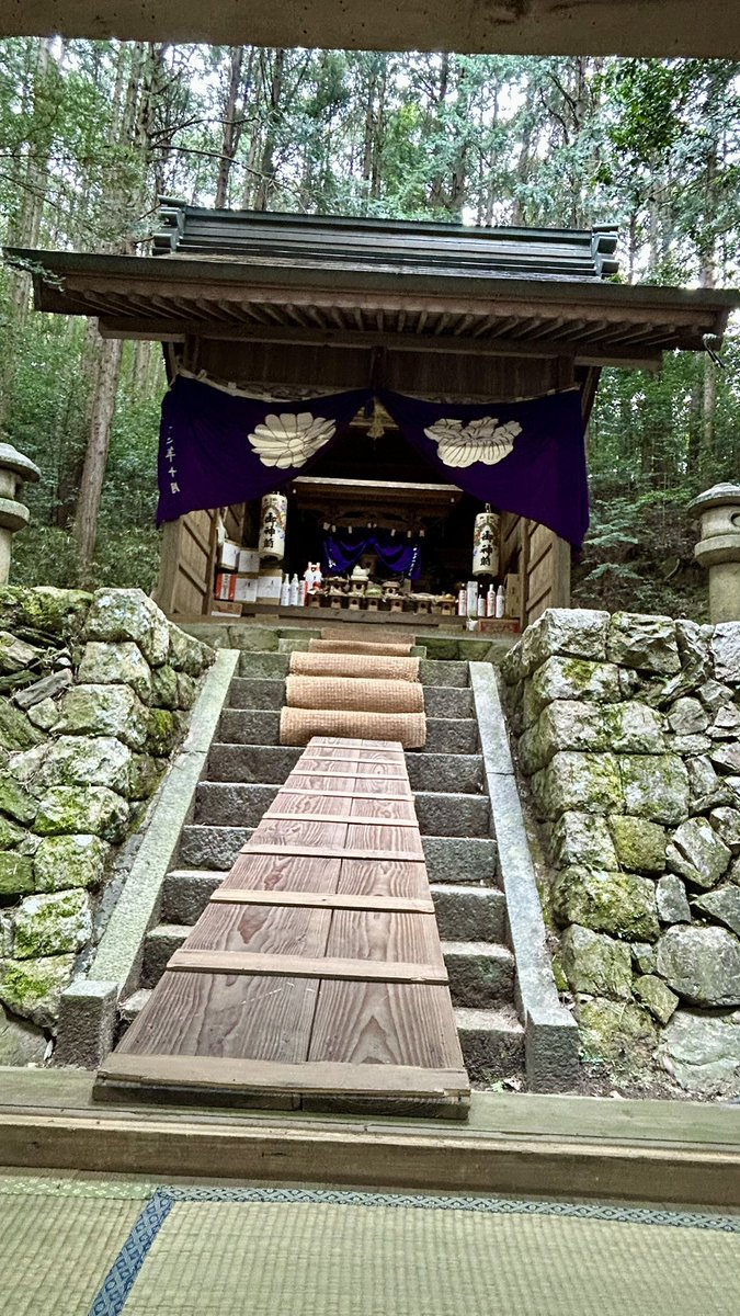 nmikipan7's tweet photo. これもうちの神社のひとつ。
こんな感じなので、蚊がすごいです😇
（エアコンなんて無いです。）
山の上なので、ここまで登るだけでぜぇはぁします。 https://t.co/WDq8KUllbF