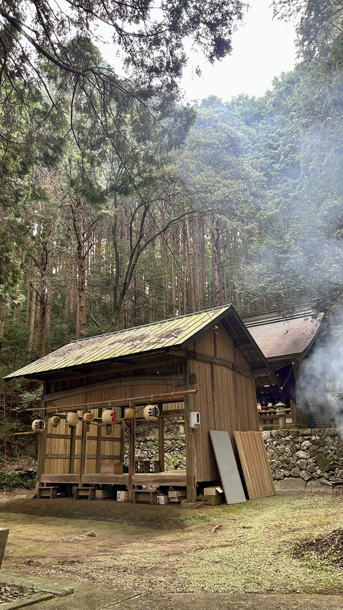 nmikipan7's tweet photo. これもうちの神社のひとつ。
こんな感じなので、蚊がすごいです😇
（エアコンなんて無いです。）
山の上なので、ここまで登るだけでぜぇはぁします。 https://t.co/WDq8KUllbF