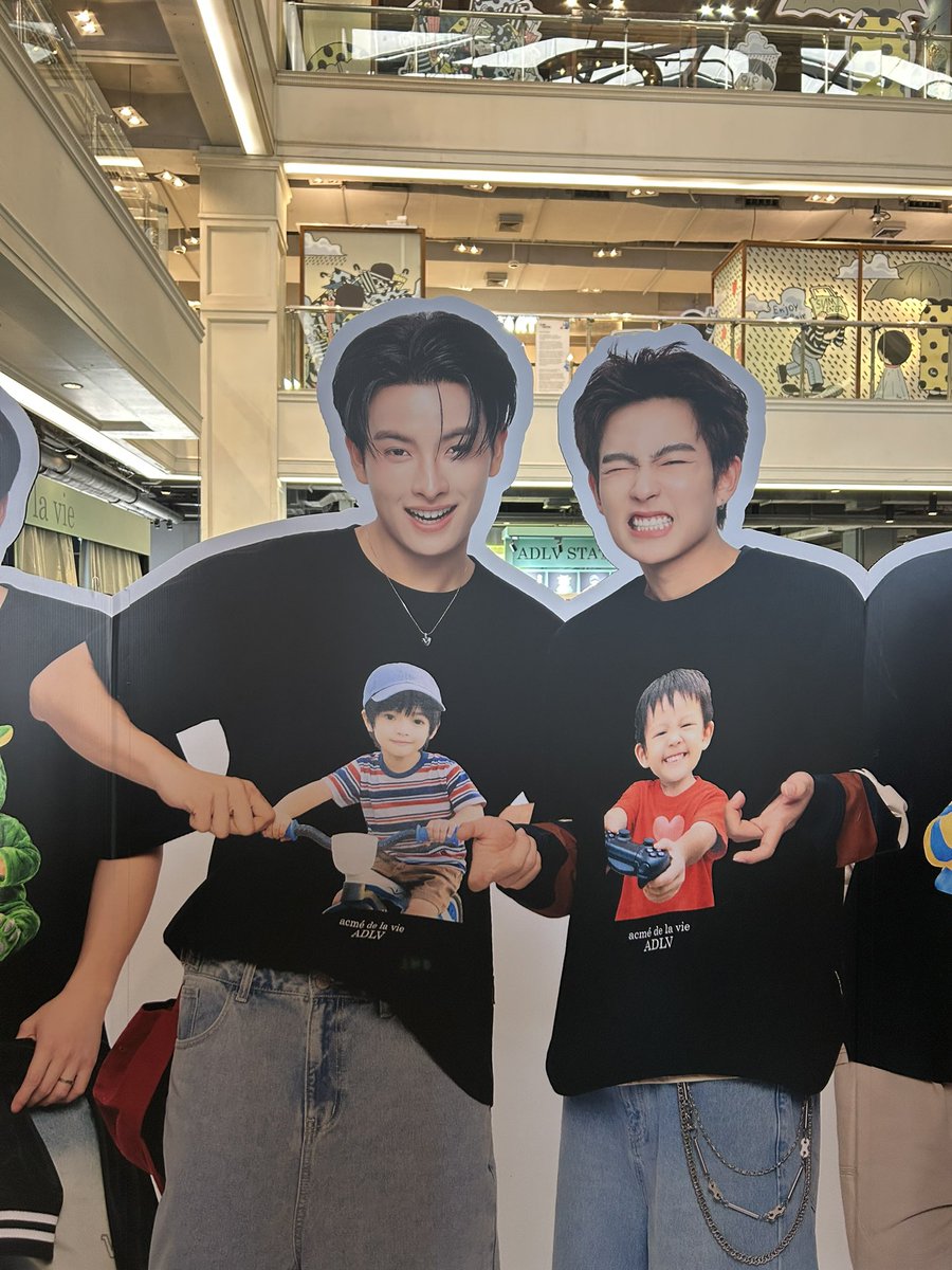 mommeow03's tweet photo. จะถ่ายแยกยังไงวะพี่ # เปนที่ต้องการของตลาด ป้าปูยิ้มอีกระ😍🥰😘 #ADLVxBUS https://t.co/5nZONhsWvc