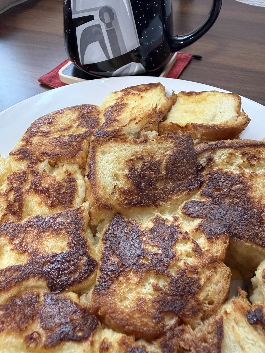 2ceezo's tweet photo. お腹いっぱい食べたくて欲張った挙句少し目を離した隙にちょっと焦げたフレンチトーストをいただきます https://t.co/YejskCYtDr