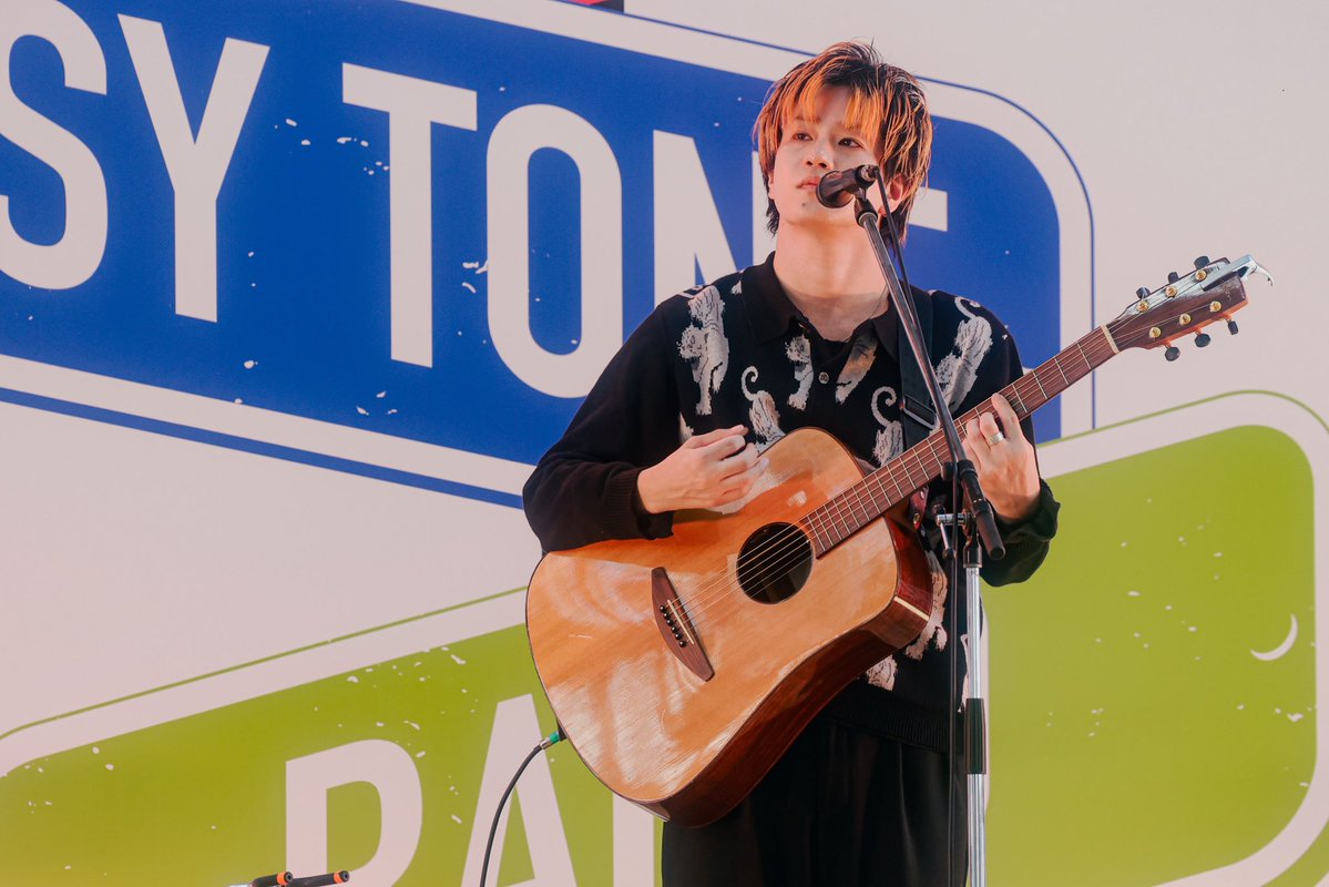 frederitter's tweet photo. 2026.10.03「802 PSY TONE RADIO in 大阪駅」

#802サイトーン 番組イベントに三原健司が出演しました🎸

オドループ
名悪役
オンリーワンダー
悲しみジョニー/UA (斎藤宏介さんコラボ)
やさしさに包まれたなら/荒井由実 (全員セッション)

#フレデリック #frederic #FM802

Photo by 松本いづみ
写真提供：FM802