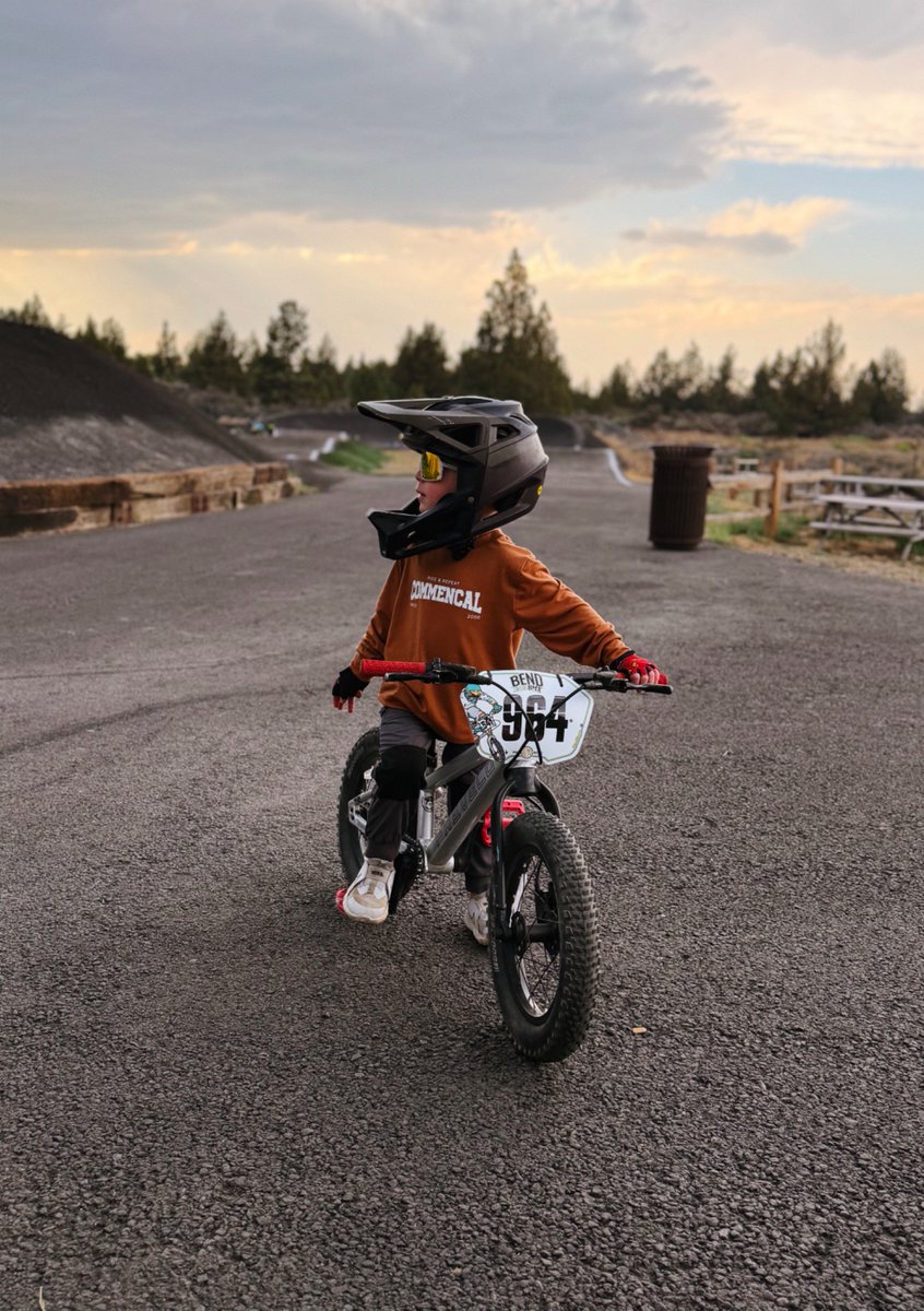 NoviaStudio's tweet photo. No way. My two year old shreds. Way safer, more capable, more fun. https://t.co/yvCu57r37I