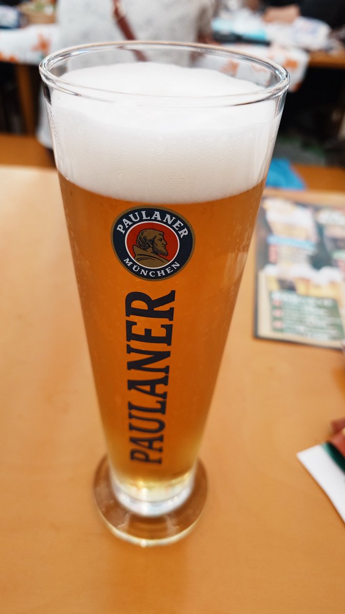 AlbertHatsuda's tweet photo. 昨日、横浜オクトーバーフェスト最終日に参戦.
久しぶりに大好きなケーニッヒ・ルートヴィヒのビールを大好きなデザインのグラスで飲めて最高でした.
老若男女問わず僕の衣装��興味津々な方もたくさんで嬉しく思います.
#横浜オクトーバーフェスト　#横浜オクトーバーフェスト2026 https://t.co/TymSgAG92F