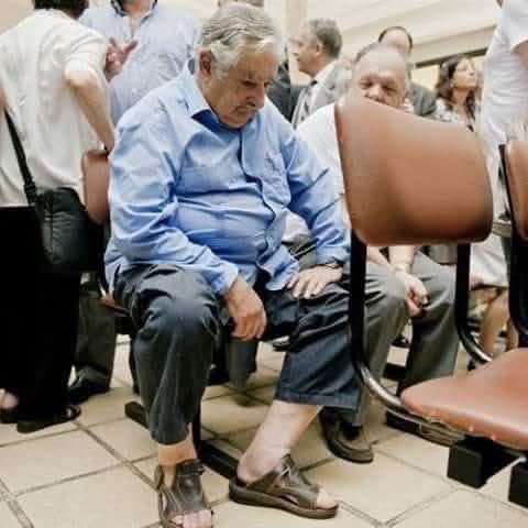 akiluno_a's tweet photo. 🔶صورة التقطت عام 2010 م في أحدي مستشفيات 
دولة الأورجواي للرئيس "خوزيه موخيكا".. رئيس 
دولة الأورجواي في الفترة (2010-2015) والملقب 
بأفقر رئيس دولة في وقتها .
كان راتبه تقريباً 12 الف دولار شهرياً وكان يتبرع بـ 
90 ٪ منه و يعيش بالباقي
الصورة التقطت لــ الرئيس "خوزيه موخيكا " ينتظر 
دوره في المستشفى التابع للدولة .!
✍️الخلاصة :
فرق كبير بين من يتقاسم خبزة مع شعبه و بين من 
يقوم بتجويع شعبه .!👌