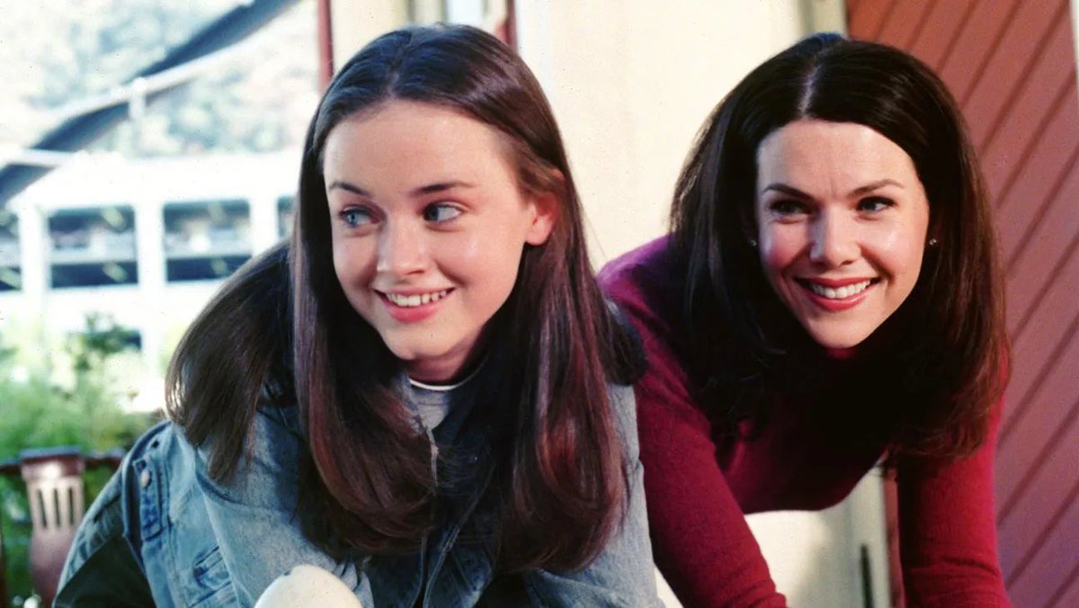 PopCrave's tweet photo. ‘Gilmore Girls’ premiered 26 years ago today. https://t.co/9VrFYaRZVy