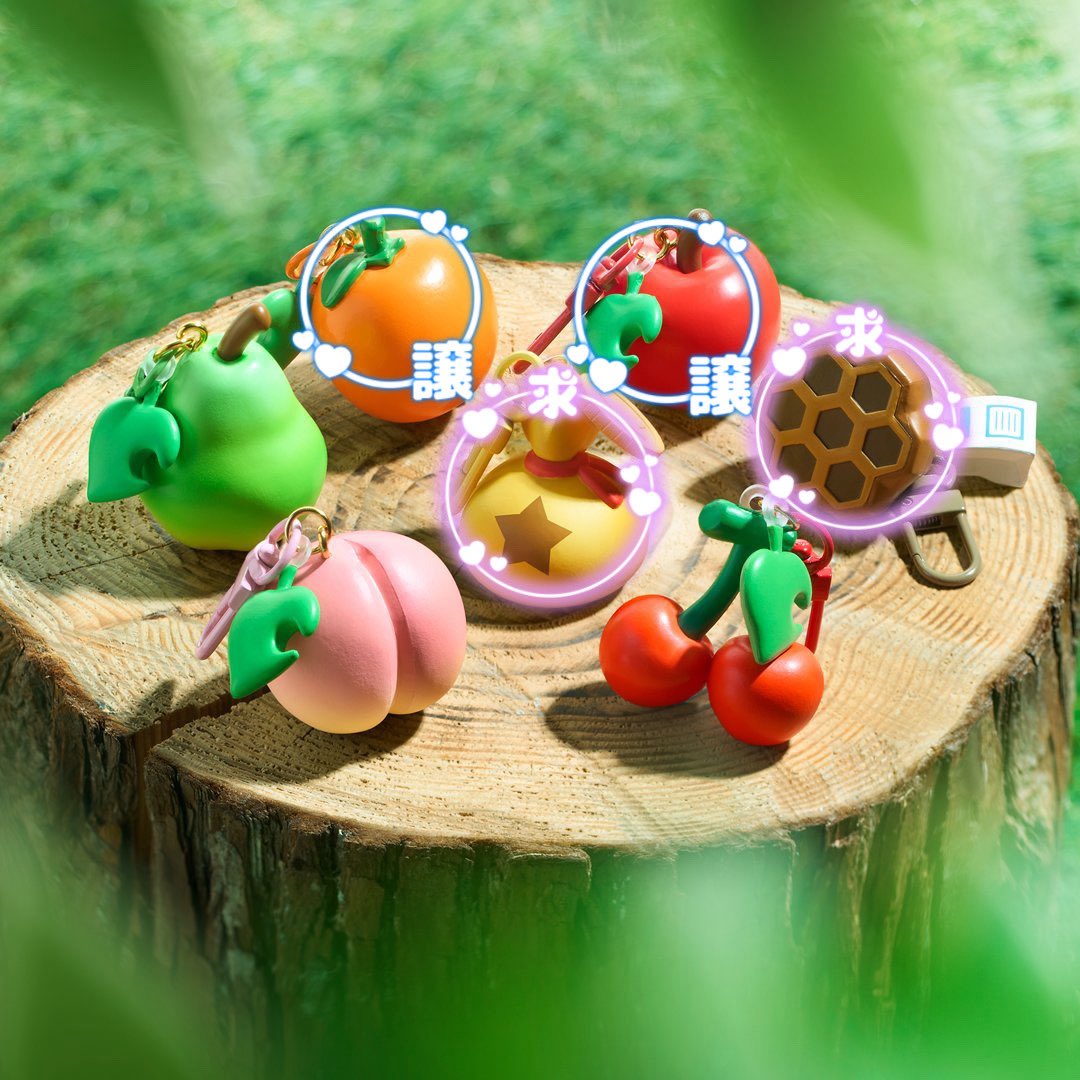 _nqstori's tweet photo. 【交換】 ガチャガチャ
どうぶつの森　フルーツキーホルダーコレクション

譲▶りんご🍎、オレンジ🍊
求▶蜂の巣🐝、ベル💰

郵送で取引可能な方よろしくお願いします。
気軽にお声掛け下さい。 https://t.co/gFxZOyV1Uw