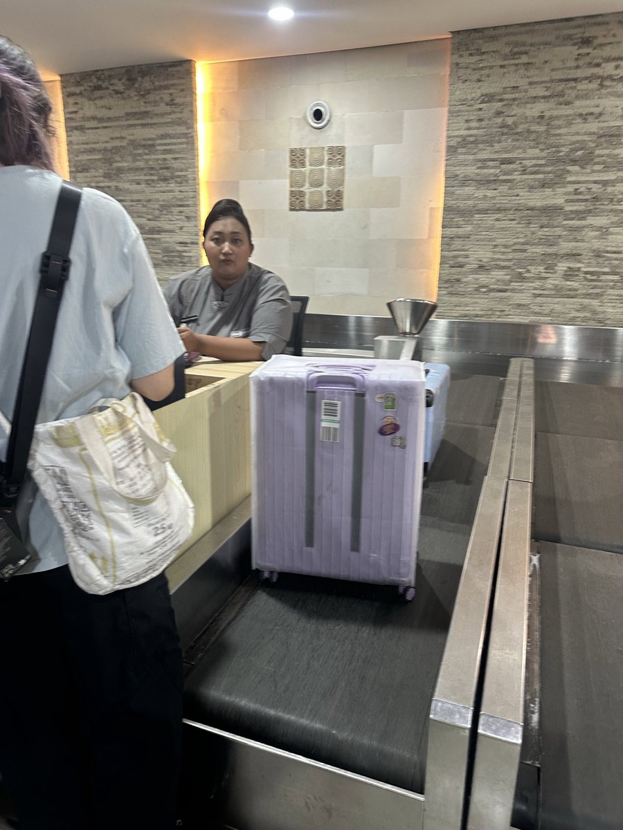 txtharihariWNI's tweet photo. Mba ini jahat banget asli.

Saya tidak tau beliau mungkin sedang tidak mood bekerja atau apapun, tapi ini di tempat kerja dan sedang dalam menjalankan tugas.

Saya penumpang Super Air Jet Bali-Surabaya pukul 12.35 tanggal 4 Okt 2026. Pembelian lewat Traveloka.

Saya diarahkan menunggu di counter 24. Karena bandara ramai sekali, saya sudah mengantri sekitar pukul 11-an. Sudah posisi di tengah-tengah antrian. Bukan baru antri, oke.

Saya tanya lah ke petugas, “Pak, saya penerbangan 12.35 ini, masih cukup kah?”

Bapaknya jawab, “Gapapa, nanti dipanggil.”

“Iya pak, biasanya gitu ya? Karena ini ramai sekali.”

Posisi counter no. 24 itu di ujung.

10 menit selanjutnya saya tanya lagi ke ibu itu, “Bu, ini pesawat saya 12.35 Surabaya, apakah bisa ya? Saya antri kurang 4 orang lagi.”

“Ditunggu aja,” jawaban mbanya.

Oke, saya tunggu.

Sekitar 5 menit ada panggilan penumpang masuk gate. Panik dong, saya tanya lagi, “Bu, ini sudah dipanggil, gimana bu, bisa minta tolong?”

Mbanya cuma ngeliatin sambil ngelayani orang lain.

Ada penumpang lain yang sama juga di counter 24.

“Mba, saya Surabaya 12.35.”

“Sama kayak saya, Kak. Ini sudah panggilan gate, gimana, Bu?”

“KALIAN SUDAH CHECK-IN BELOM! Check-in dulu!”

“Bu, saya sudah nggak bisa check-in dari pagi, ini Traveloka.”

“Pake BookCabin!”

“Nggak sempat, Bu. Download-nya, minta tolong dibantu, Bu.”

“Kok dari tadi nggak dipanggil, Bu? Kan harusnya yang penumpang waktu dekat diteriakin? Saya juga sudah bolak-balik tanya ke ibu.”

Dengan ngegasnya dia bilang, “YA GABISA, SAYA JUGA BARU DATANG. MANA SAYA TAU.”

Gongggg 🔥🔥🔥🔥🔥🔥🔥🔥🔥🔥

Hebat banget jawabannya sambil teriak mantap, Bu.

Akhirnya saya dan mas penumpang yang sama itu ketinggalan pesawat.

Bukan karena telat, karena ibu ini yang sangat-sangat hebat menjalankan pekerjaannya 👍🏻👍🏻

Jahat banget, Bu, aseli.

Kalau kalian mengalami kejadian seperti ini, sebaiknya komplain ke pihak maskapai atau bandara nggak?