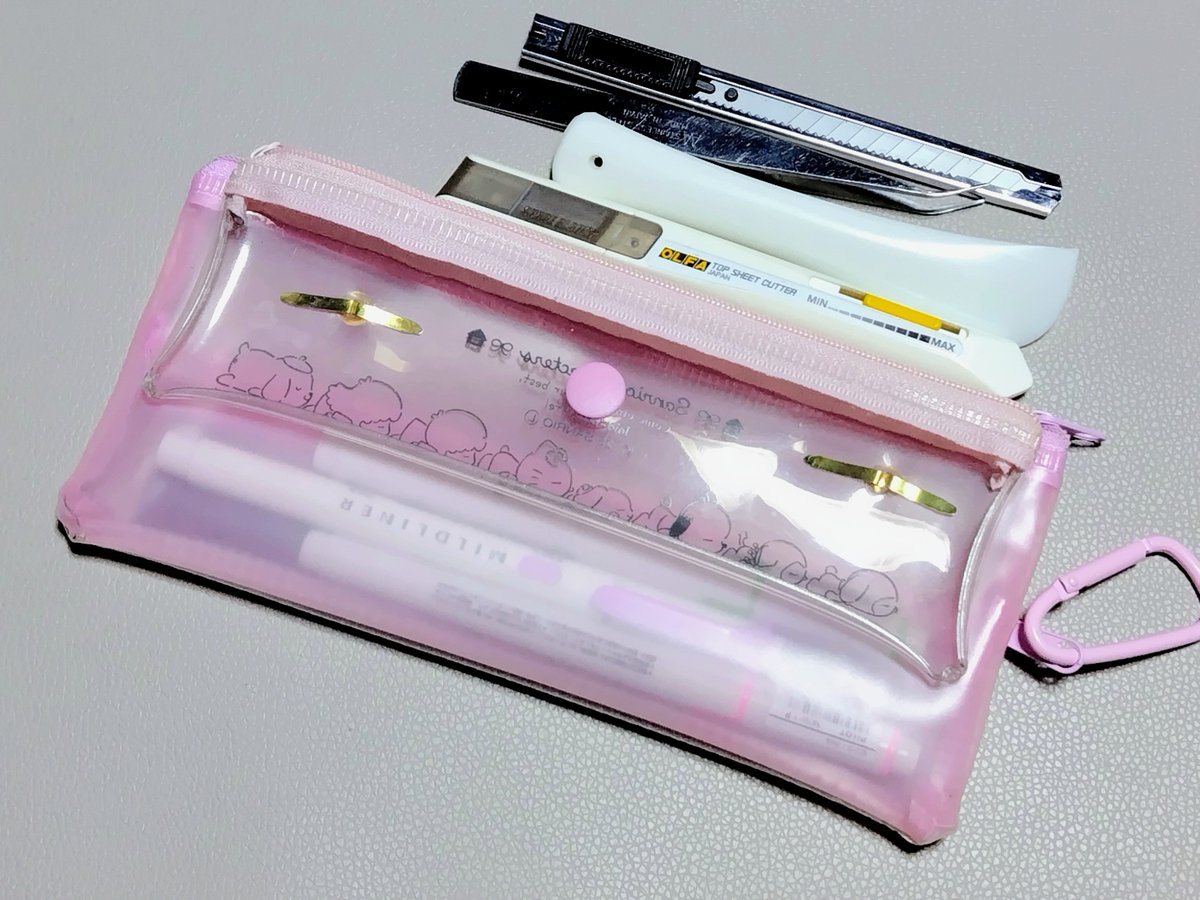 techimaru25's tweet photo. 割りピンの金具がむき出しだから出し入れの際にケガしないように何かシールを貼ったほうが良さそうかな

浅いペンケースだと少ししか入らないから用途別に中身を分別出来て使いやすい😊🎵 https://t.co/Kf9ETYB1QI