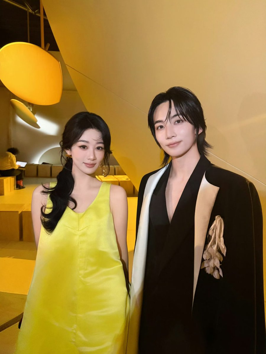 Yz1106Aoao's tweet photo. 📸 261005 @pledis_17's #Jeonghan shared a photo with #YangZi from the #GivenchySS27 PFW show on his RedNote https://t.co/pwFp9UCvTm