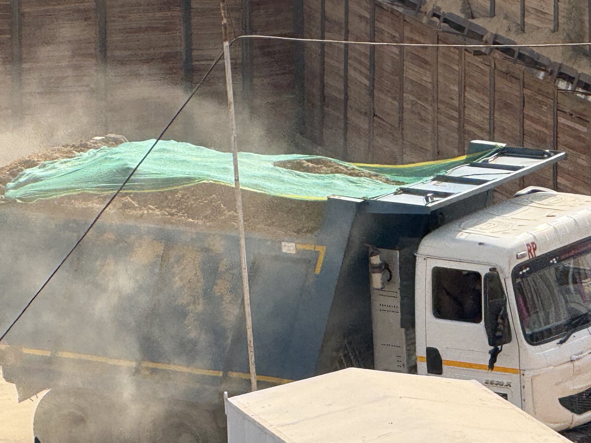 Singh0519Vishal's tweet photo. 🚨 Dust pollution at Emaar Serenity Hills, Sector 86, Gurugram. Site is open from sides with inadequate dust control; sand covering by trucks appears only cosmetic. Play school &amp; residential societies are adjacent.
@hspcbrogrs @MunCorpGurugram @DC_Gurugram @OfficialGMDA @cmohry https://t.co/eY4yR2A8jH