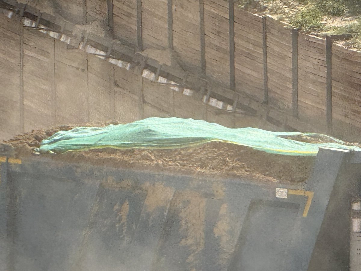 Singh0519Vishal's tweet photo. 🚨 Dust pollution at Emaar Serenity Hills, Sector 86, Gurugram. Site is open from sides with inadequate dust control; sand covering by trucks appears only cosmetic. Play school &amp; residential societies are adjacent.
@hspcbrogrs @MunCorpGurugram @DC_Gurugram @OfficialGMDA @cmohry https://t.co/eY4yR2A8jH
