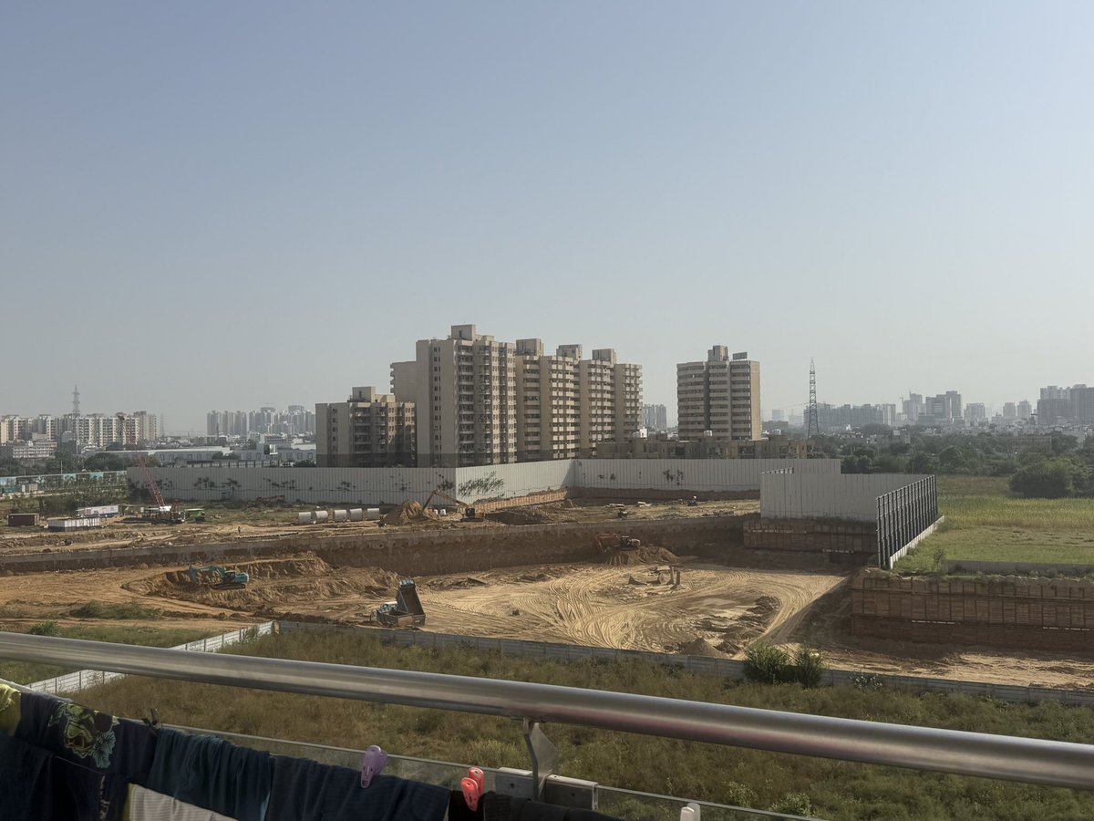 Singh0519Vishal's tweet photo. 🚨 Dust pollution at Emaar Serenity Hills, Sector 86, Gurugram. Site is open from sides with inadequate dust control; sand covering by trucks appears only cosmetic. Play school &amp; residential societies are adjacent.
@hspcbrogrs @MunCorpGurugram @DC_Gurugram @OfficialGMDA @cmohry https://t.co/eY4yR2A8jH