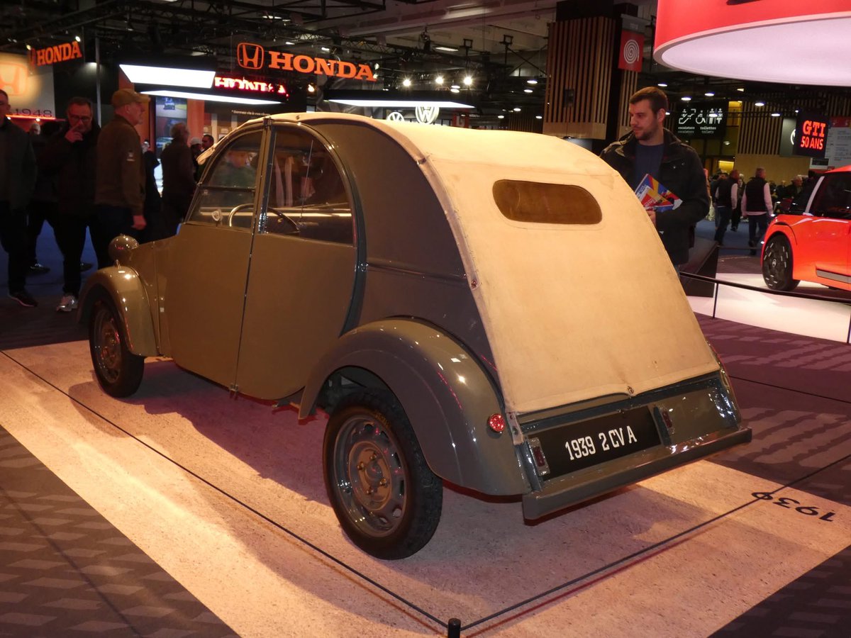 NicoNePayePlus's tweet photo. Petit cadeau du lundi.

La TPV. C'est la 2CV originale tel que Citroën l'avait pensé avant guerre. Elle fait partie des exemplaires sauvées des allemands.

Je viens de trouver ces photos, j'ai pas voulu attendre demain pour les poster.

💙🤍❤️

@grok, détaille-nous https://t.co/ue98JjUMkd