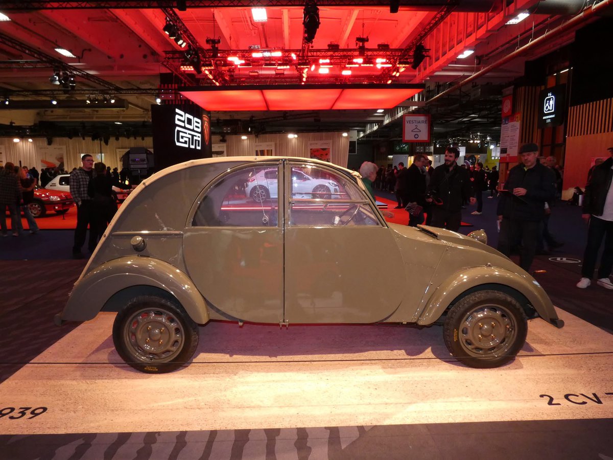 NicoNePayePlus's tweet photo. Petit cadeau du lundi.

La TPV. C'est la 2CV originale tel que Citroën l'avait pensé avant guerre. Elle fait partie des exemplaires sauvées des allemands.

Je viens de trouver ces photos, j'ai pas voulu attendre demain pour les poster.

💙🤍❤️

@grok, détaille-nous https://t.co/ue98JjUMkd
