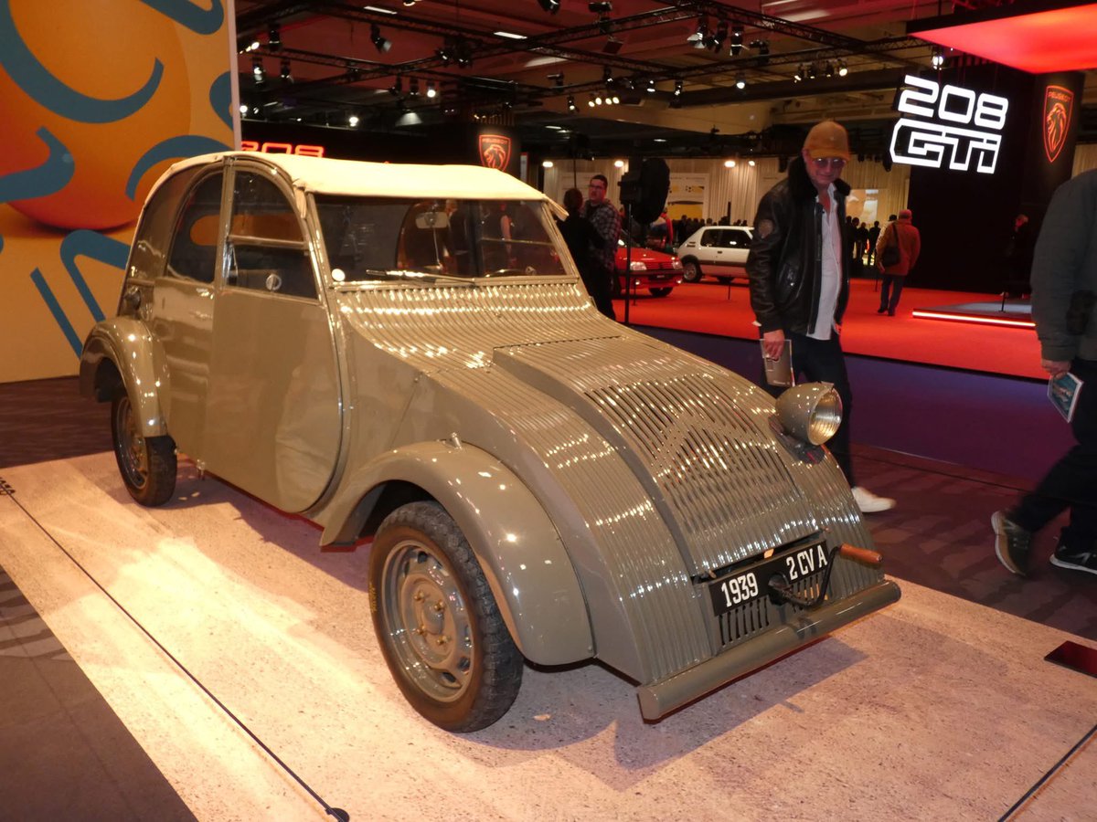 NicoNePayePlus's tweet photo. Petit cadeau du lundi.

La TPV. C'est la 2CV originale tel que Citroën l'avait pensé avant guerre. Elle fait partie des exemplaires sauvées des allemands.

Je viens de trouver ces photos, j'ai pas voulu attendre demain pour les poster.

💙🤍❤️

@grok, détaille-nous https://t.co/ue98JjUMkd