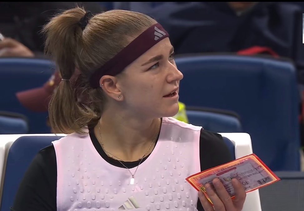 pointcraft_'s tweet photo. Someone handed fire baby a heat pack during a changeover and she was like “what’s this??” 🤗 https://t.co/LjycZRdHUM