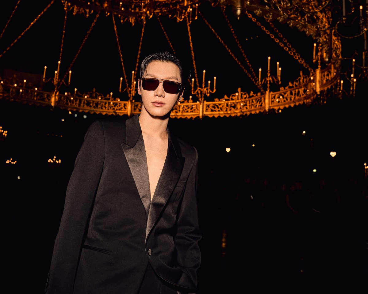 TripleclickTH's tweet photo. SAINT LAURENTCELEBRITIES
AT WOMEN’S SUMMER 2027

#YSL #SaintLaurent #YvesSaintLaurent 
@ysl @anthonyvaccarello

Saint Laurent เผยโฉมคอลเล็กชั่น Women’s Summer 2027 โดย Anthony Vaccarello ท่ามกลางบรรยากาศอันน่าจับตาของ Paris Fashion Week พร้อมต้อนรับเหล่าคนดังและบุคคลสำคัญจากหลากหลายวงการที่เดินทางมาร่วมชมแฟชั่นโชว์ ณ กรุงปารีส เมื่อวันพุธที่ 30 กันยายน เวลา 02.00 น. ตามเวลาประเทศไทย หรือ วันอังคารที่ 29 กันยายน เวลา 21.00 น. ตามเวลาท้องถิ่น 

แฟชั่นโชว์ครั้งนี้สะท้อนวิสัยทัศน์ของ Anthony Vaccarello ผ่านคอลเล็กชั่นที่ได้รับแรงบันดาลใจจาก “แสง” และ “ทอง” ซึ่งถือเป็นสีที่มีความผูกพันอย่างลึกซึ้งกับ Saint Laurent ความโดดเด่นของคอลเล็กชั่นยังสะท้อนผ่านบรรยากาศของโชว์ ณ Trocadéro โดยมีหอไอเฟลเป็นฉากหลัง พร้อมองค์ประกอบสีทองที่สร้างภาพอันน่าจดจำให้กับค่ำคืนแห่งแฟชั่นในกรุงปารีส

กับการปรากฎตัวของ เตนล์ ชิตพล และ มิ้ลค์ พรรษา สองตัวแทนจากประเทศไทยในฐานะแขกคนสำคัญของ Saint Laurent ร่วมด้วยเหล่าเซเลบริตี้และบุคคลสำคัญจากหลากหลายวงการ อาทิ ROSÉ, ANTON, HAILEY BIEBER, KATE MOSS, KIKO MIZUHARA, POST MALONE และอีกมากมายท่ามกลางบรรยากาศอันโดดเด่นของแฟชั่นวีค ณ กรุงปารีส 

การรวมตัวของเหล่าคนดังจากหลากหลายวงการในครั้งนี้สะท้อนถึงอิทธิพลของ Saint Laurent ที่ยังคงเชื่อมโยงโลกแห่งแฟชั่น ดนตรี ภาพยนตร์ และวัฒนธรรมร่วมสมัยเข้าด้วยกันอย่างโดดเด่น พร้อมถ่ายทอดจิตวิญญาณอันเป็นเอกลักษณ์ของเมซงผ่านมุมมองของ Anthony Vaccarello สำหรับ Women’s Summer 2027