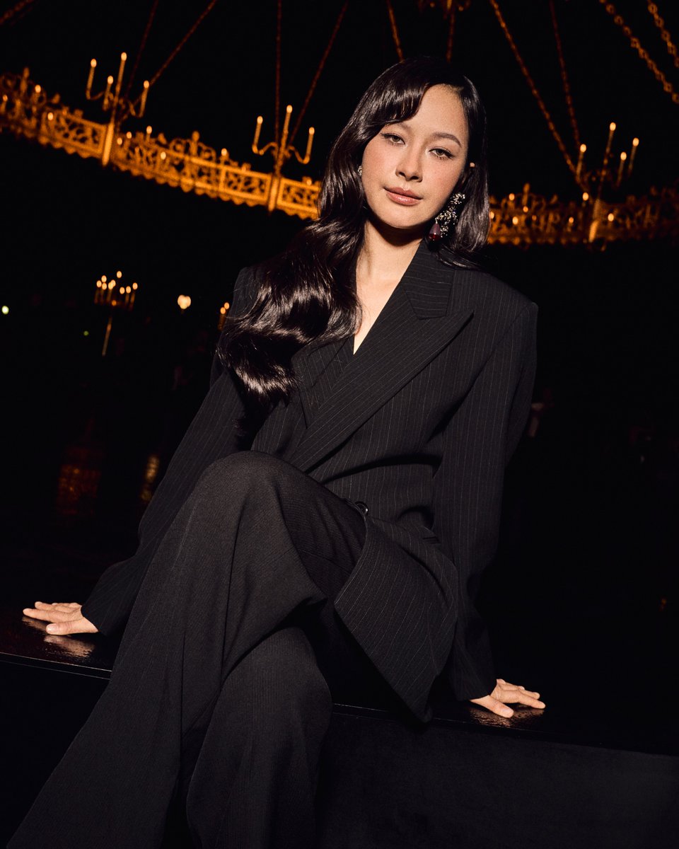 TripleclickTH's tweet photo. SAINT LAURENTCELEBRITIES
AT WOMEN’S SUMMER 2027

#YSL #SaintLaurent #YvesSaintLaurent 
@ysl @anthonyvaccarello

Saint Laurent เผยโฉมคอลเล็กชั่น Women’s Summer 2027 โดย Anthony Vaccarello ท่ามกลางบรรยากาศอันน่าจับตาของ Paris Fashion Week พร้อมต้อนรับเหล่าคนดังและบุคคลสำคัญจากหลากหลายวงการที่เดินทางมาร่วมชมแฟชั่นโชว์ ณ กรุงปารีส เมื่อวันพุธที่ 30 กันยายน เวลา 02.00 น. ตามเวลาประเทศไทย หรือ วันอังคารที่ 29 กันยายน เวลา 21.00 น. ตามเวลาท้องถิ่น 

แฟชั่นโชว์ครั้งนี้สะท้อนวิสัยทัศน์ของ Anthony Vaccarello ผ่านคอลเล็กชั่นที่ได้รับแรงบันดาลใจจาก “แสง” และ “ทอง” ซึ่งถือเป็นสีที่มีความผูกพันอย่างลึกซึ้งกับ Saint Laurent ความโดดเด่นของคอลเล็กชั่นยังสะท้อนผ่านบรรยากาศของโชว์ ณ Trocadéro โดยมีหอไอเฟลเป็นฉากหลัง พร้อมองค์ประกอบสีทองที่สร้างภาพอันน่าจดจำให้กับค่ำคืนแห่งแฟชั่นในกรุงปารีส

กับการปรากฎตัวของ เตนล์ ชิตพล และ มิ้ลค์ พรรษา สองตัวแทนจากประเทศไทยในฐานะแขกคนสำคัญของ Saint Laurent ร่วมด้วยเหล่าเซเลบริตี้และบุคคลสำคัญจากหลากหลายวงการ อาทิ ROSÉ, ANTON, HAILEY BIEBER, KATE MOSS, KIKO MIZUHARA, POST MALONE และอีกมากมายท่ามกลางบรรยากาศอันโดดเด่นของแฟชั่นวีค ณ กรุงปารีส 

การรวมตัวของเหล่าคนดังจากหลากหลายวงการในครั้งนี้สะท้อนถึงอิทธิพลของ Saint Laurent ที่ยังคงเชื่อมโยงโลกแห่งแฟชั่น ดนตรี ภาพยนตร์ และวัฒนธรรมร่วมสมัยเข้าด้วยกันอย่างโดดเด่น พร้อมถ่ายทอดจิตวิญญาณอันเป็นเอกลักษณ์ของเมซงผ่านมุมมองของ Anthony Vaccarello สำหรับ Women’s Summer 2027