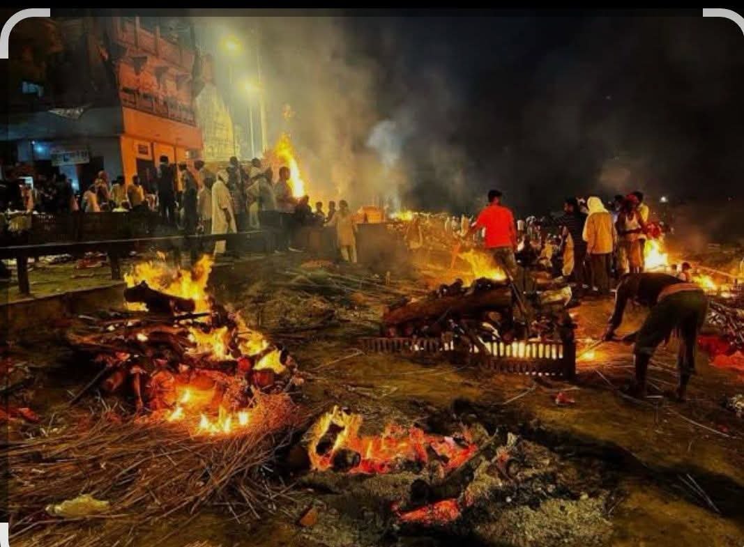 iam_masum_balak's tweet photo. शायद ही कुछ गिने चुने हिंदुओं को पता होगा...

काशी में मणिकर्णिका घाट पर चिता जब शांत हो जाती है तब मुखाग्नि देने वाला व्यक्ति चिता भस्म पर 94 लिखता है।

यह सभी को नहीं मालूम है।

खांटी बनारसी लोग या अगल बगल के लोग ही इस परम्परा को जानते हैं। बाहर से आये शवदाहक जन इस बात को नहीं जानते।

जीवन के शतपथ होते हैं।

100 शुभ कर्मों को करने वाला व्यक्ति मरने के बाद उसी के आधार पर अगला जीवन शुभ या अशुभ प्राप्त करता है।

94 कर्म मनुष्य के अधीन हैं। वह इन्हें करने में समर्थ है पर 6 कर्म का परिणाम ब्रह्मा जी के अधीन होता है।

हानि-लाभ, जीवन-मरण, यश- अपयश ये 6 कर्म विधि के नियंत्रण में होते हैं।

अतः आज चिता के साथ ही तुम्हारे 94 कर्म भस्म हो गये।

आगे के 6 कर्म अब तुम्हारे लिए नया जीवन सृजित करेंगे।

अतः 100 - 6 = 94 लिखा जाता है।

गीता में भी प्रतिपादित है कि मृत्यु के बाद मन अपने साथ 5 ज्ञानेन्द्रियों को लेकर जाता है।

यह संख्या 6 होती है। मन और पांच ज्ञान इन्द्रियाँ।

अगला जन्म किस देश में कहाँ और किन लोगों के बीच होगा यह प्रकृति के अतिरिक्त किसी को ज्ञात नहीं होता है।

अतः 94 कर्म भस्म हुए 6 साथ जा रहे हैं।

विदा यात्री

तुम्हारे 6 कर्म तुम्हारे साथ हैं।

आपके लिए इन 100 शुभ कर्मों का विस्तृत विवरण दिया जा रहा है जो जीवन को धर्म और सत्कर्म की ओर ले जाते हैं एवं यह सूची आपके जीवन को सत्कर्म करने की प्रेरणा देगी...

100 शुभ कर्मों की गणना धर्म और नैतिकता के कर्म-

1.सत्य बोलना

2.अहिंसा का पालन

3.चोरी न करना

4.लोभ से बचना

5.क्रोध पर नियंत्रण

6.क्षमा करना

7.दया भाव रखना

8.दूसरों की सहायता करना

9.दान देना (अन्न, वस्त्र, धन)

10.गुरु की सेवा

11.माता-पिता का सम्मान

12.अतिथि सत्कार

13.धर्मग्रंथों का अध्ययन

14.वेदों और शास्त्रों का पाठ

15.तीर्थ यात्रा करना

16.यज्ञ और हवन करना

17.मंदिर में पूजा-अर्चना

18.पवित्र नदियों में स्नान

19.संयम और ब्रह्मचर्य 9का पालन

20.नियमित ध्यान और योग सामाजिक और पारिवारिक कर्म

21.परिवार का पालन-पोषण

22.बच्चों को अच्छी शिक्षा देना

23.गरीबों को भोजन देना

24.रोगियों की सेवा

25.अनाथों की सहायता

26.वृद्धों का सम्मान

27.समाज में शांति स्थापना

28.झूठे वाद-विवाद से बचना

29.दूसरों की निंदा न करना

30.सत्य और न्याय का समर्थन

31.परोपकार करना

32.सामाजिक कार्यों में भाग लेना

33.पर्यावरण की रक्षा

34.वृक्षारोपण करना

35.जल संरक्षण

36.पशु-पक्षियों की रक्षा

37.सामाजिक एकता को बढ़ावा देना

38.दूसरों को प्रेरित करना

39.समाज में कमजोर वर्गों का उत्थान

40.धर्म के प्रचार में सहयोग आध्यात्मिक और व्यक्तिगत कर्म

41.नियमित जप करना

42.भगवान का स्मरण

43.प्राणायाम करना

44.आत्मचिंतन

45.मन की शुद्धि

46.इंद्रियों पर नियंत्रण

47.लालच से मुक्ति

48.मोह-माया से दूरी

49.सादा जीवन जीना

50.स्वाध्याय (आत्म-अध्ययन)

51.संतों का सान्निध्य

52.सत्संग में भाग लेना

53.भक्ति में लीन होना

54.कर्मफल भगवान को समर्पित करना

55.तृष्णा का त्याग

56.ईर्ष्या से बचना

57.शांति का प्रसार

58.आत्मविश्वास बनाए रखना

59.दूसरों के प्रति उदारता

60.सकारात्मक सोच रखना सेवा और दान के कर्म

61.भूखों को भोजन देना

62.नग्न को वस्त्र देना

63.बेघर को आश्रय देना

64.शिक्षा के लिए दान

65.चिकित्सा के लिए सहायता

66.धार्मिक स्थानों का निर्माण

67.गौ सेवा

68.पशुओं को चारा देना

69.जलाशयों की सफाई

70.रास्तों का निर्माण

71.यात्री निवास बनवाना

72.स्कूलों को सहायता

73.पुस्तकालय स्थापना

74.धार्मिक उत्सवों में सहयोग

75.गरीबों के लिए निःशुल्क भोजन

76.वस्त्र दान

77.औषधि दान

78.विद्या दान

79.कन्या दान

80.भूमि दान, नैतिक और मानवीय कर्म

81.विश्वासघात न करना

82.वचन का पालन

83.कर्तव्यनिष्ठा

84.समय की प्रतिबद्धता

85.धैर्य रखना

86.दूसरों की भावनाओं का सम्मान

87.सत्य के लिए संघर्ष

88.अन्याय के विरुद्ध आवाज उठाना

89.दुखियों के आँसू पोंछना

90.बच्चों को नैतिक शिक्षा

91.प्रकृति के प्रति कृतज्ञता

92.दूसरों को प्रोत्साहन

93.मन, वचन, कर्म से शुद्धता

94.जीवन में संतुलन बनाए रखना।

विधि के अधीन 6 कर्म -

95.हानि

96.लाभ

97.जीवन

98.मरण

99.यश

100.अपयश

"सनातन ही अंतिम सत्य है" 🙏