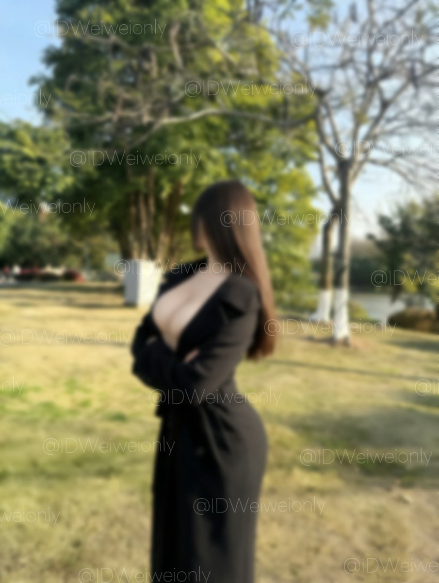 Dollcat0V0li0's tweet photo. 站着是气场全开，跪着是彻底缴械。
同一件黑西装，两种温度。 https://t.co/P69EKnVba4