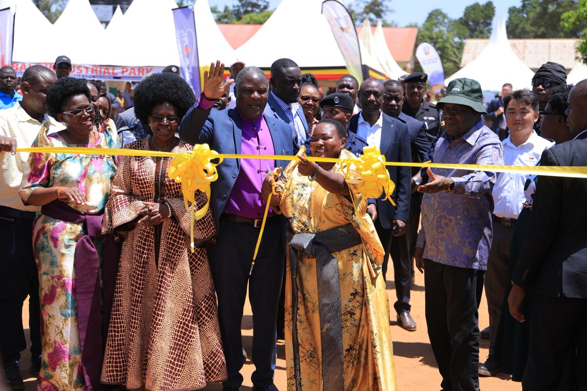 NREP_Uganda's tweet photo. On Saturday, @NREP_Uganda joined the Thanksgiving Celebrations & launch of the Butebo Mini Industrial Park at Petete Primary School, organised by @DrMusenero, Minister of Energy and Mineral Development.

The Chief Guest, @RobinahNabbanja, Prime Minister of Uganda, together with @DrMusenero and fellow ministers @BalaamBarugahar, @PNyamutoro, @HonOkaasai & Hon. Prof. Ephraim Kamuntu, took part in a hands-on electric cooking demonstration led by NREP.

The leaders prepared various local dishes using electric pressure cookers, demonstrating that our native meals  can be prepared conveniently & efficiently using clean electric cooking technologies.