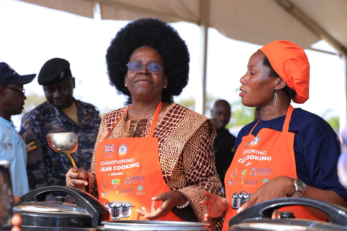 NREP_Uganda's tweet photo. On Saturday, @NREP_Uganda joined the Thanksgiving Celebrations & launch of the Butebo Mini Industrial Park at Petete Primary School, organised by @DrMusenero, Minister of Energy and Mineral Development.

The Chief Guest, @RobinahNabbanja, Prime Minister of Uganda, together with @DrMusenero and fellow ministers @BalaamBarugahar, @PNyamutoro, @HonOkaasai & Hon. Prof. Ephraim Kamuntu, took part in a hands-on electric cooking demonstration led by NREP.

The leaders prepared various local dishes using electric pressure cookers, demonstrating that our native meals  can be prepared conveniently & efficiently using clean electric cooking technologies.