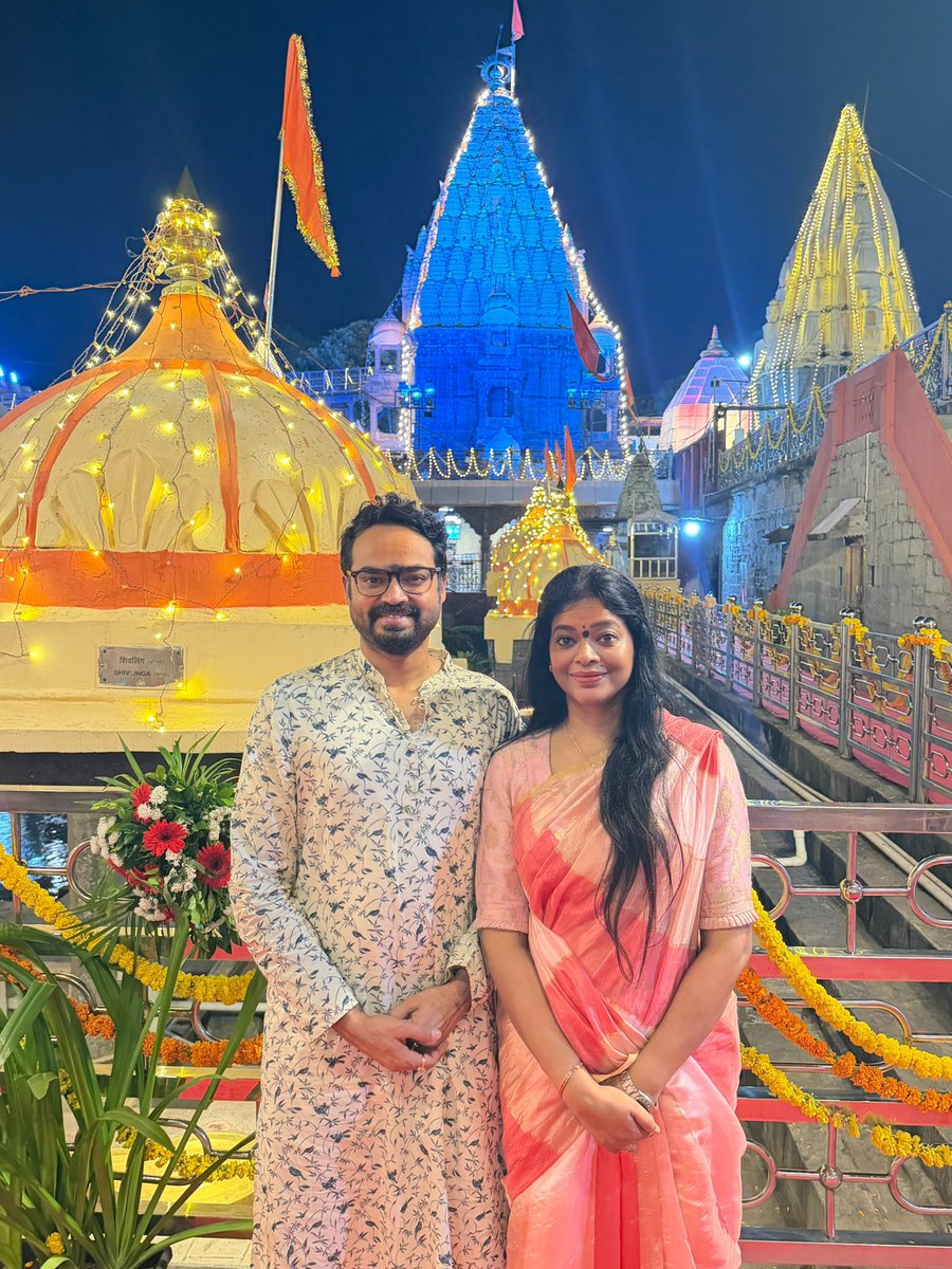 OraonNesha's tweet photo. आज मेरे पति का जन्मदिन है : हमारा विवाह सनातन और आदिवासी सरना आस्था की सांस्कृतिक एकता का प्रतीक है

🌸 आज भी मुझे सरना आस्था और परंपरा को पालन करने की स्वतंत्रता है क्यूंकि मेरे पति सनातनी हैं । बल्कि मेरे पति भी धर्मेश और माँ चाला के पूजा पद्धति में शामिल होते हैं और मेरा साथ देते हैं 

🌸 आज मैंने विदेशी धर्म वाले से शादी की होती , तो मुझे यह आज़ादी नहीं मिलती 

🌸 हमारा साथ इसी का संदेश है कि विविधता में एकता ही हमारी भारतीय संस्कृति की वास्तविक शक्ति है

मेरे पति , शक्ति और संवेदनशीलता के सुंदर संगम हैं। महादेव अपना आशीर्वाद उनपर सदा बना कर रखें 

जय महादेव 💐💐🙏🏼🙏🏼 

(pic: महाकालेश्वर ज्योतिर्लिंग , उज्जैन , मध्य प्रदेश )