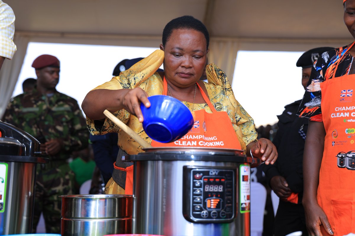 NREP_Uganda's tweet photo. On Saturday, @NREP_Uganda joined the Thanksgiving Celebrations & launch of the Butebo Mini Industrial Park at Petete Primary School, organised by @DrMusenero, Minister of Energy and Mineral Development.

The Chief Guest, @RobinahNabbanja, Prime Minister of Uganda, together with @DrMusenero and fellow ministers @BalaamBarugahar, @PNyamutoro, @HonOkaasai & Hon. Prof. Ephraim Kamuntu, took part in a hands-on electric cooking demonstration led by NREP.

The leaders prepared various local dishes using electric pressure cookers, demonstrating that our native meals  can be prepared conveniently & efficiently using clean electric cooking technologies.