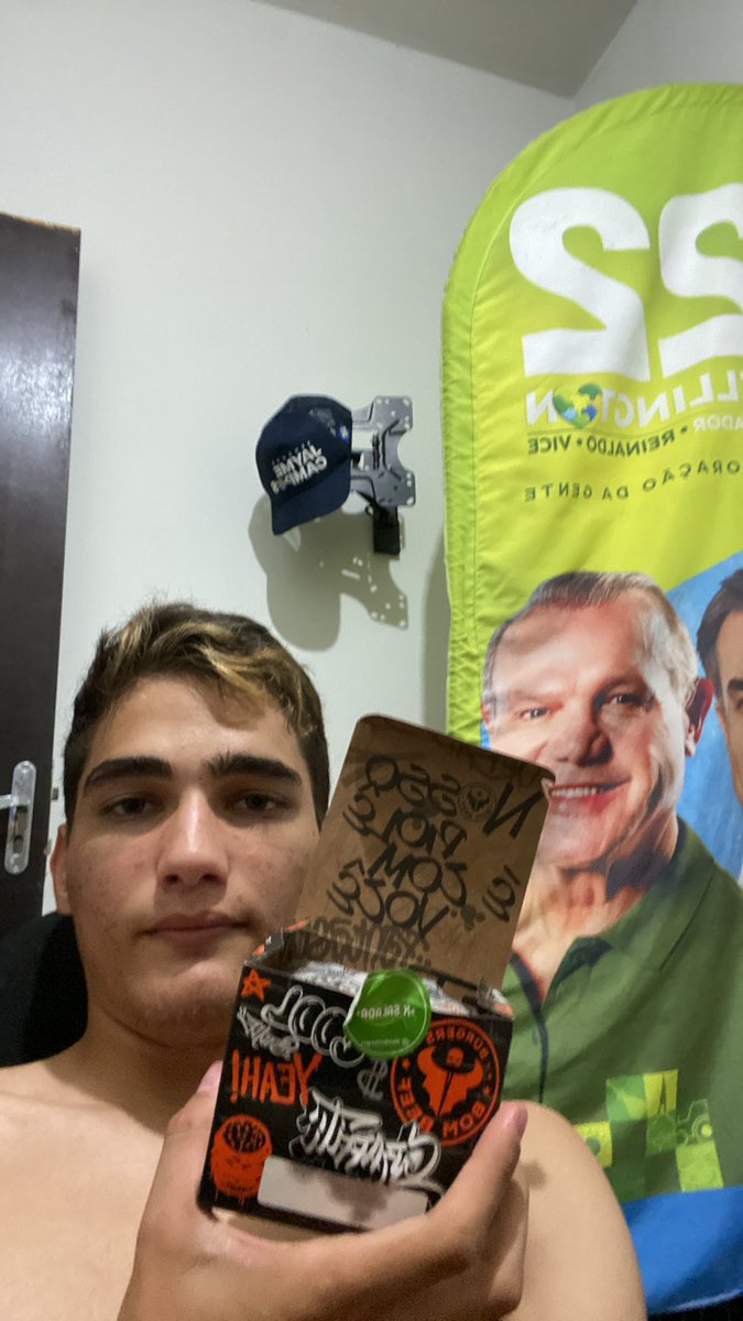 T1tan171's tweet photo. @therealfungos @queridinhe Eu e o lanche que o cliente cancelou:
(Cancelamento no ifood nao da direito a reembolso btw, comendo gratuitamente) https://t.co/K2I53wXgmP