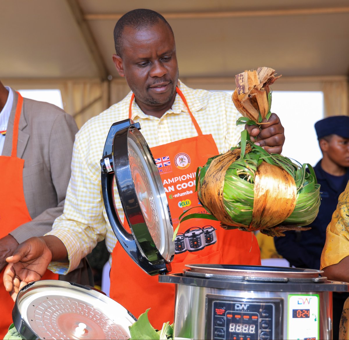 NREP_Uganda's tweet photo. On Saturday, @NREP_Uganda joined the Thanksgiving Celebrations & launch of the Butebo Mini Industrial Park at Petete Primary School, organised by @DrMusenero, Minister of Energy and Mineral Development.

The Chief Guest, @RobinahNabbanja, Prime Minister of Uganda, together with @DrMusenero and fellow ministers @BalaamBarugahar, @PNyamutoro, @HonOkaasai & Hon. Prof. Ephraim Kamuntu, took part in a hands-on electric cooking demonstration led by NREP.

The leaders prepared various local dishes using electric pressure cookers, demonstrating that our native meals  can be prepared conveniently & efficiently using clean electric cooking technologies.