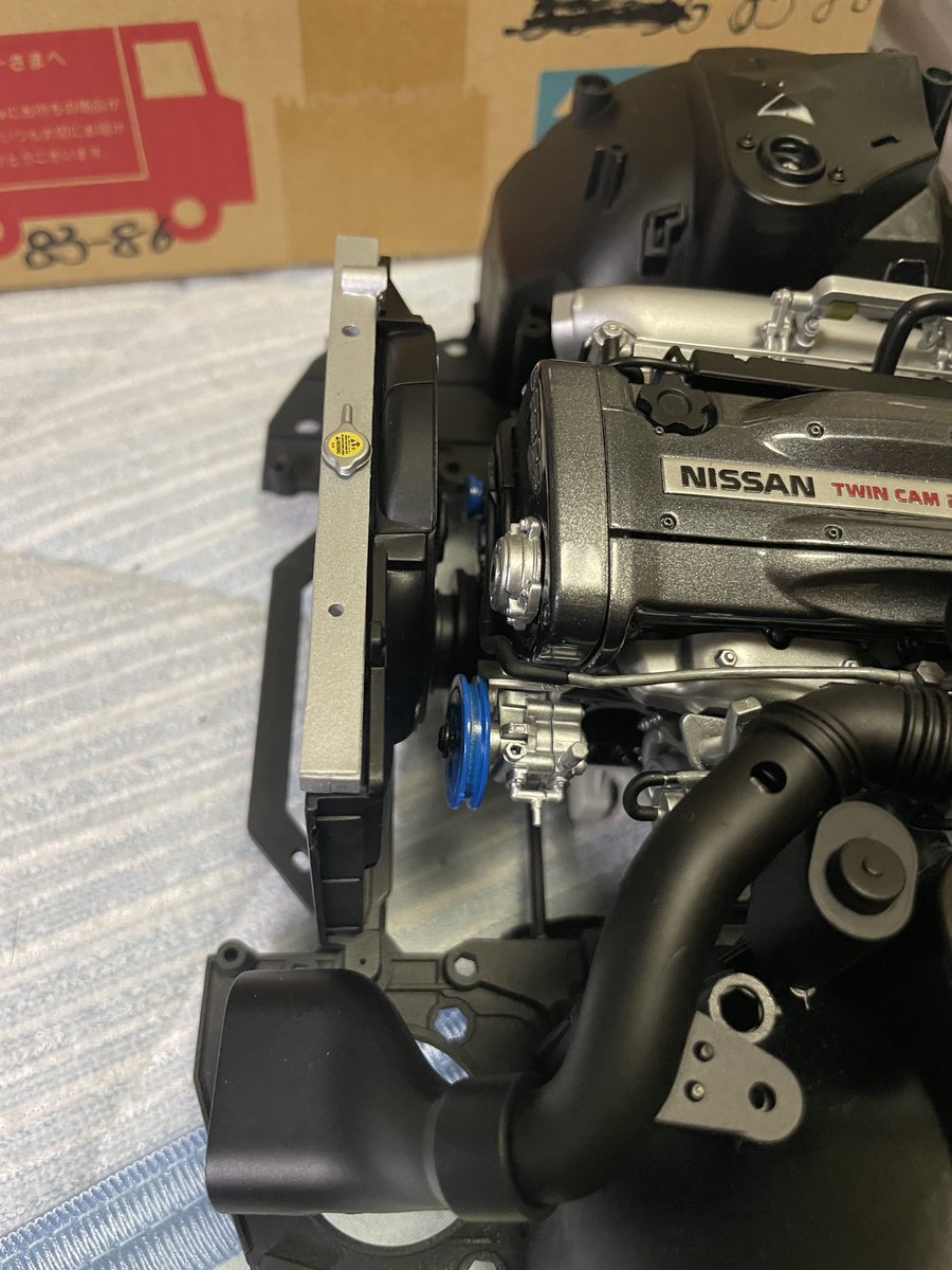 awak264's tweet photo. デアゴスティーニ
週刊 R32 GTR
ラジエーターを社外アルミに。
製品だとラジエーターに変な突起パーツつけることになってるけどもしかしてエアコンコンデンサーと勘違いしてない？
詳しい人を設計に入れてない感じ… https://t.co/DW2E2Pg1Jy