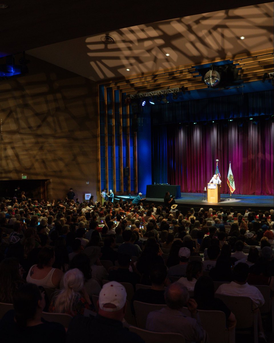 BernieSanders's tweet photo. Great event tonight in Bakersfield — a strong working class community. 

The people here deserve a leader in Congress who will fight back against Trump’s disastrous policies.

Randy Villegas is that leader. https://t.co/s6YWjBfiOw