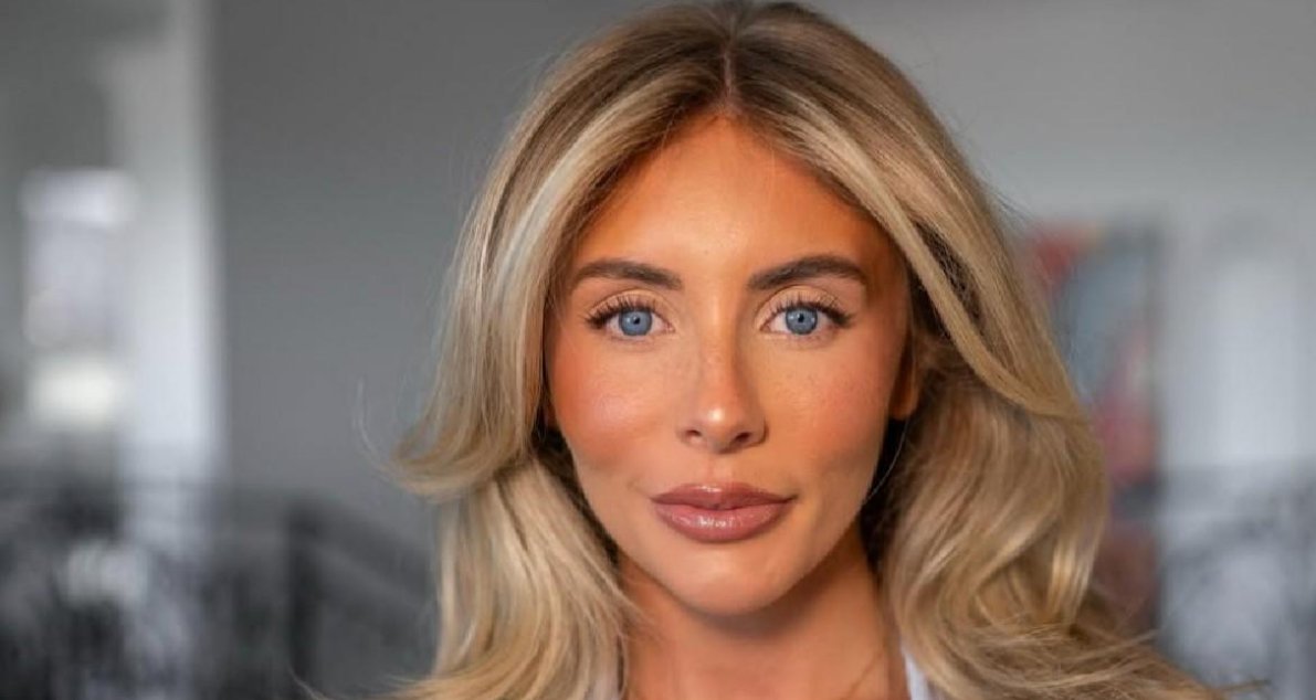 Holdchad's tweet photo. Tell me I’m not the only one who sees it 👀

Vanessa Kirby and Bonnie Blue look WAY too similar in certain photos.

Same eyes. Same eyebrows. Similar cheekbones, facial structure and that blonde look.

Put the right two pictures side by side and suddenly it’s impossible to unsee.

Vanessa Kirby ���� Bonnie Blue

Who else noticed this?