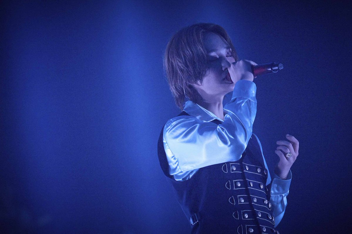 oricon's tweet photo. SHINee・ONEW、東京公演で今の姿を鮮やかに 
「また会いましょう」と投げキッスも💕
⠀
🎤ソロライブレポート
https://t.co/xwG5lLN80H
⠀
圧倒的ボーカル＆ダイナミックなダンス
トロッコでの至近距離メッセージ等で魅了 https://t.co/xDaDA23bpS