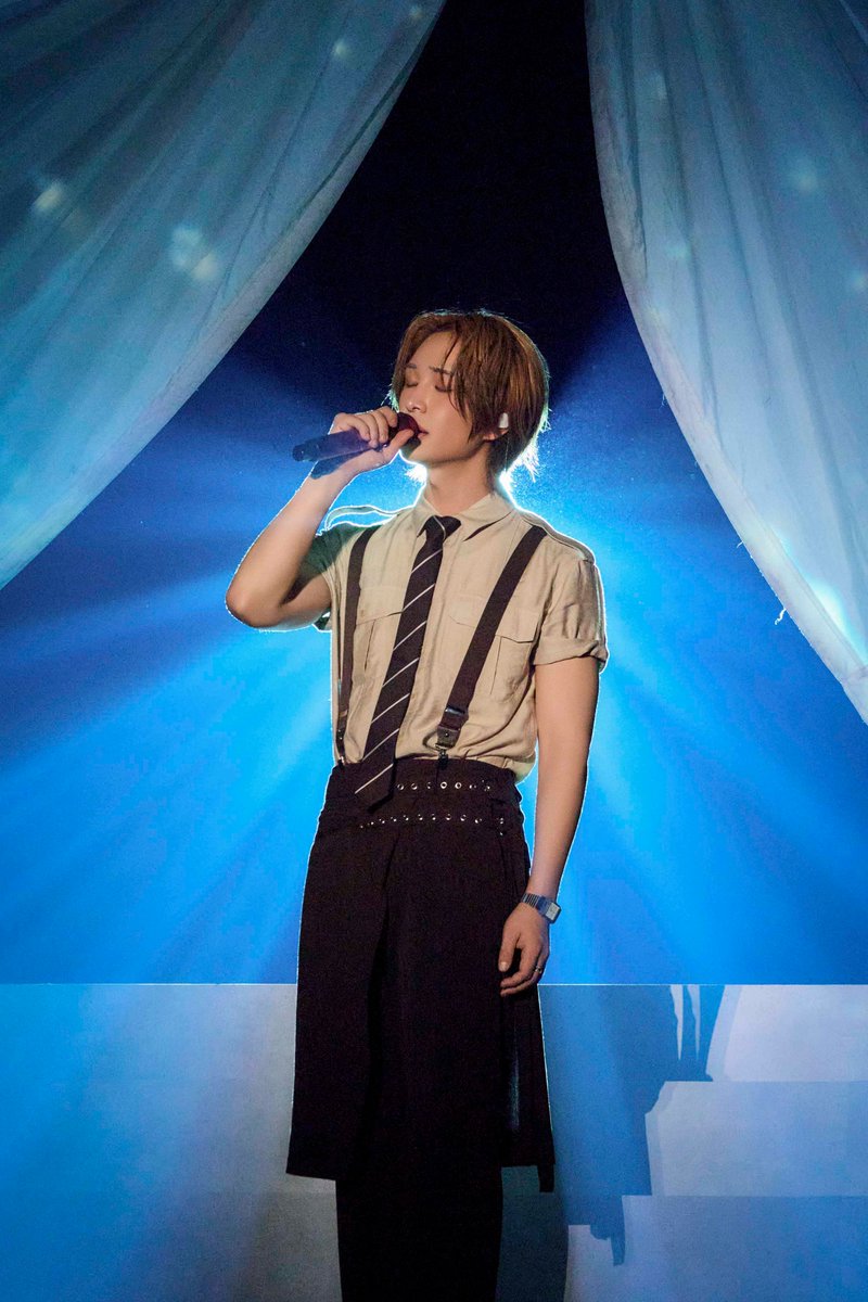 oricon's tweet photo. SHINee・ONEW、東京公演で今の姿を鮮やかに 
「また会いましょう」と投げキッスも💕
⠀
🎤ソロライブレポート
https://t.co/xwG5lLN80H
⠀
圧倒的ボーカル＆ダイナミックなダンス
トロッコでの至近距離メッセージ等で魅了 https://t.co/xDaDA23bpS