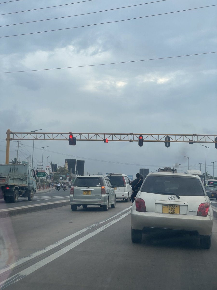 DrMuyabin's tweet photo. Jumatatu ni siku pekee ambayo kila gari linakuwa na mafuta na kila mtu anaenda mishe mishe https://t.co/6Ll4glNmyX