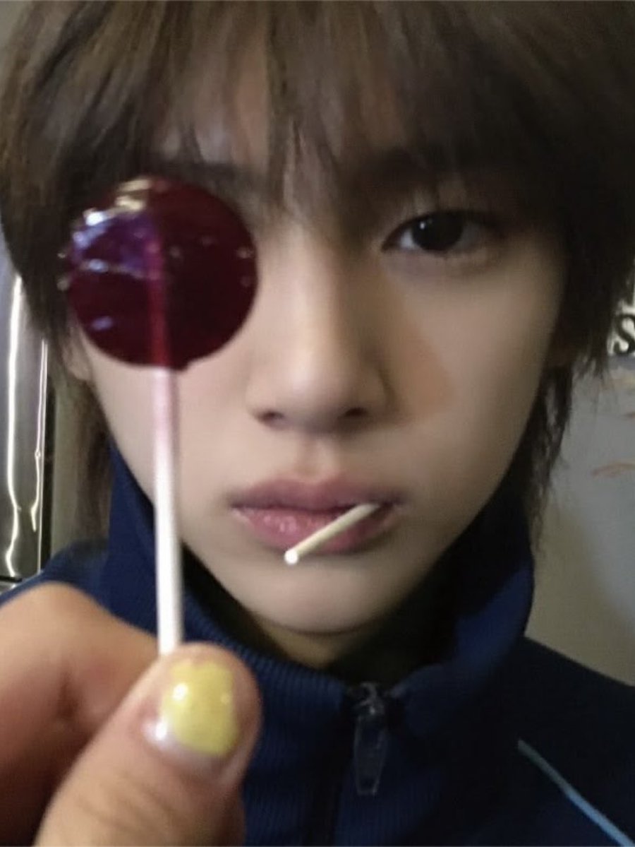 jjucider's tweet photo. ohh so keonho took the legendary juhoon lollipop pic omg my chococookiez 🥹 https://t.co/YNEgZqWuKk