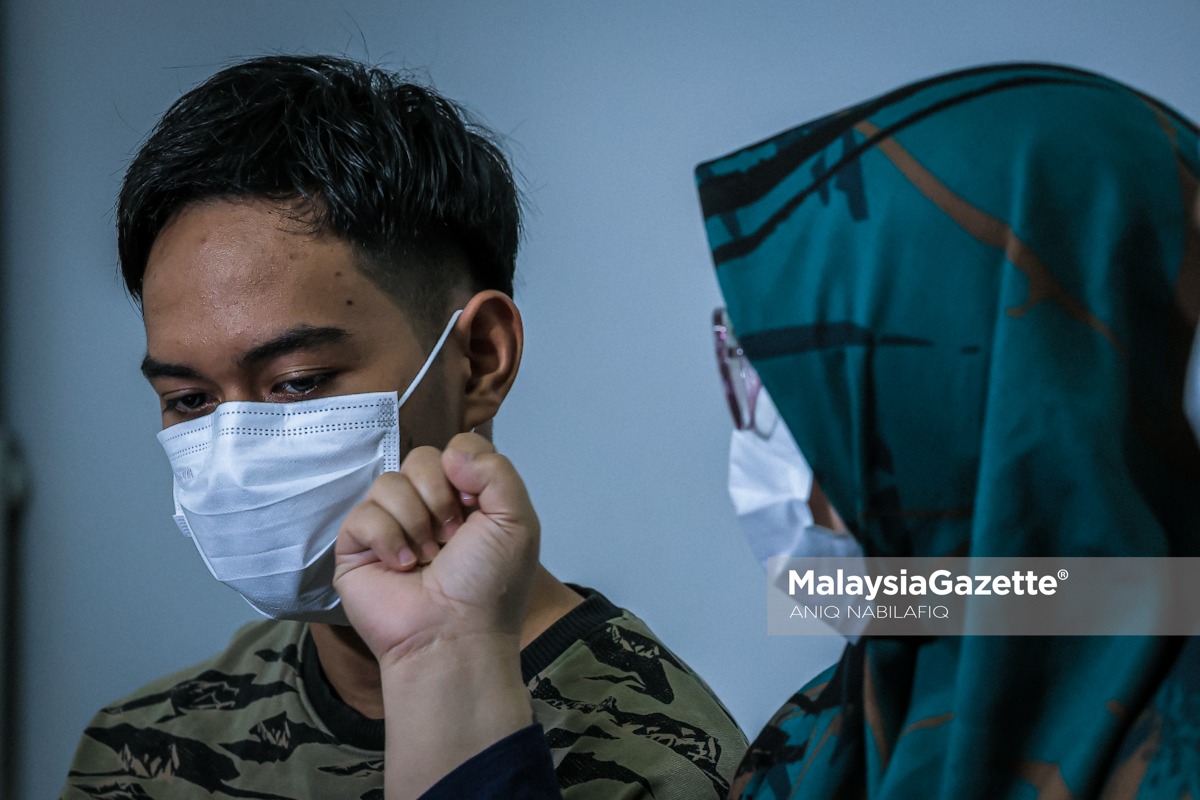 MalaysiaGazette's tweet photo. Seorang ibu tunggal mendakwa dua anak lelakinya menjadi mangsa buli rakan sekolah dan guru dalam kejadian berasingan di sebuah sekolah di Chemor, pada sidang media di Tanjung Rambutan, Ipoh.

Foto: Aniq Nabilafiq Anuar

#MGPerak #mangsabuli #Chemor https://t.co/Bmk32cMreY