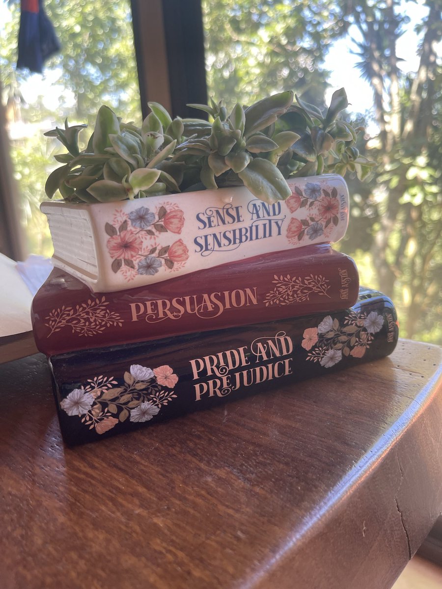 YasnayaEG's tweet photo. Mi plantita en maceta de libros va bastante bien: https://t.co/9xn959j6Zn