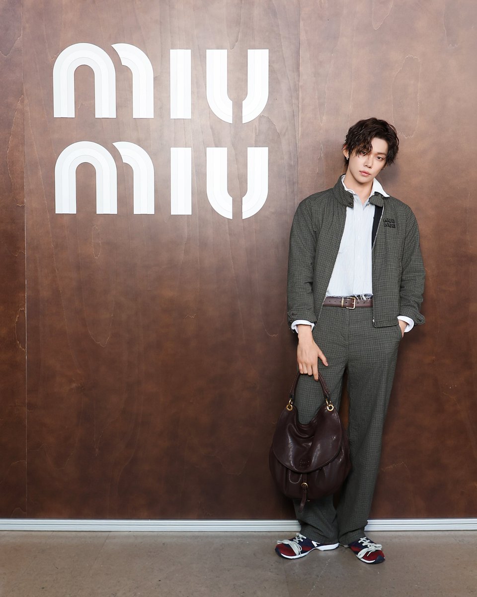 mintmag_th's tweet photo. ระดับท็อป! เสิร์ฟความหล่อของ #YEONJUN #TXT หลังเจ้าตัวบินลัดฟ้ามาร่วมชมโชว์ #MiuMiu คอลเล็กชั่น Spring Summer 2027 ที่จัดขึ้นเมื่อวานที่ผ่านมา บอกเลยว่าลุคนี้หล่อโดนใจ 💚

#MiuMiuSS27
#MintNews https://t.co/z0FuNYOMqZ