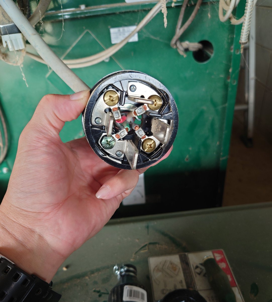 KomeNegiSatoimo's tweet photo. 乾燥機の電源コネクター開けてみたらこれ。農機具屋の結線は信用ならん。赤と黒が逆。 https://t.co/4qtm2ntjhl
