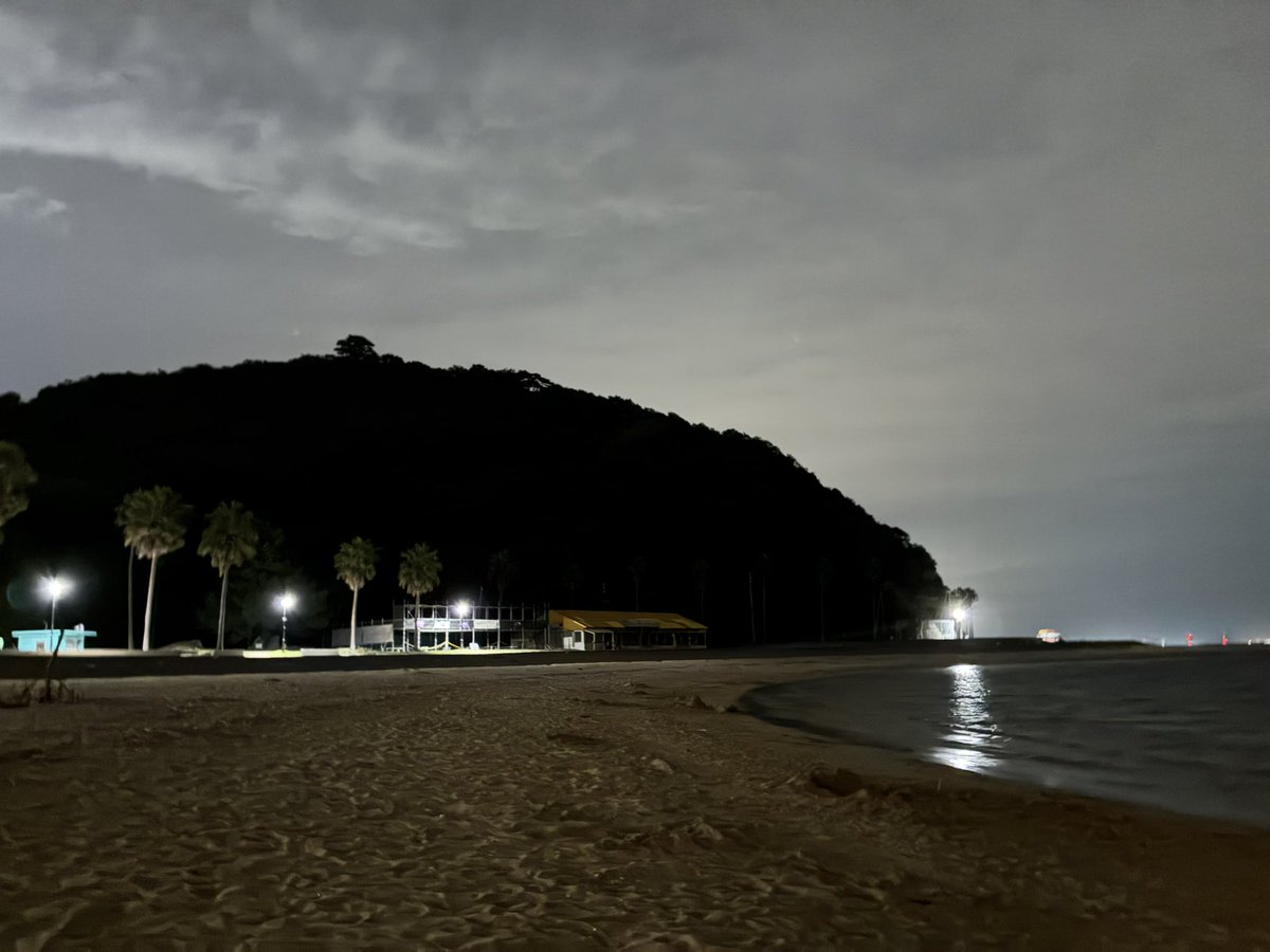 __piroLife's tweet photo. 夜の海でまったり。
レジャーシートを敷いて砂浜で寝転がる。

自分自身が自然のひとつとして溶け込んだみたいで気持ちいいのよ。

癒される🌙 https://t.co/tKqaTQTFOH