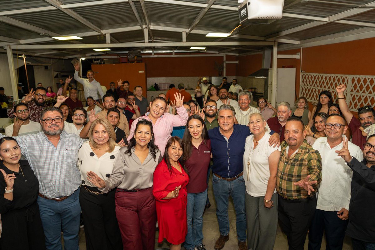 JulietaRamirezP's tweet photo. En Mexicali compartimos un encuentro con el equipo del doctor Jesús Ruiz Uribe y Eva Rodríguez.

Hay experiencia, trabajo y organización que deben sumar a esta nueva etapa. Seguimos construyendo un movimiento donde todas las expresiones tengan una tarea y un lugar en el fortalecimiento de la transformación en Baja California.