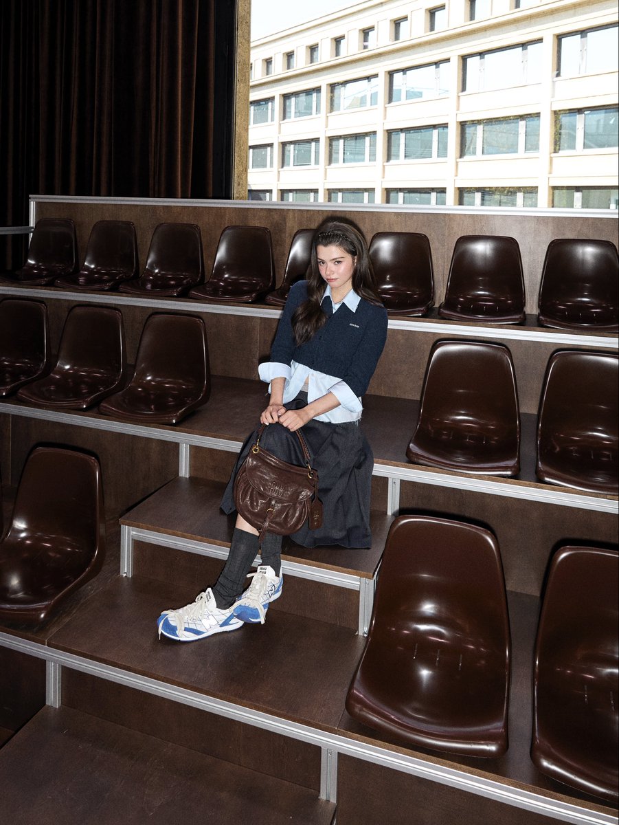 lunariglobal's tweet photo. @AngelssBecky for @MIUMIUofficial Spring/Summer 2027 Fashion Show at Paris Fashion Week 💙🤎

REBECCA x MIU MIU PFWSS27
#MiuMiuSS27xBecky #MiuMiuSS27
#MiuMiuPFWxBecky
#beckysangels #BeckyArmstrong https://t.co/OKAtn6AFjx
